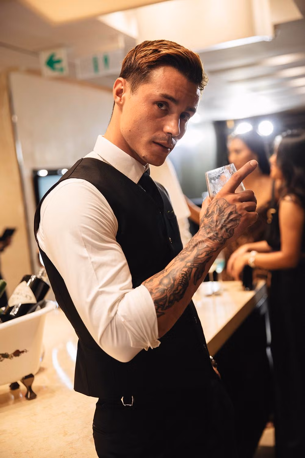 Anh chàng ngoại quốc điển trai Elia trong team của nữ siêu mẫu đang 'đốn tim' nhiều fan girl nhờ vẻ ngoài phong trần của mình.