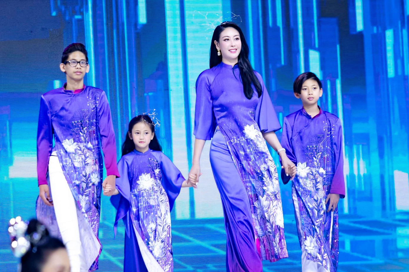 Hoa hậu Hà Kiều Anh và các con trình diễn tại Lễ hội Áo dài TP. HCM 2022. Hoa hậu Hà Kiều Anh và các con trình diễn tại Lễ hội Áo dài TP. HCM 2022.