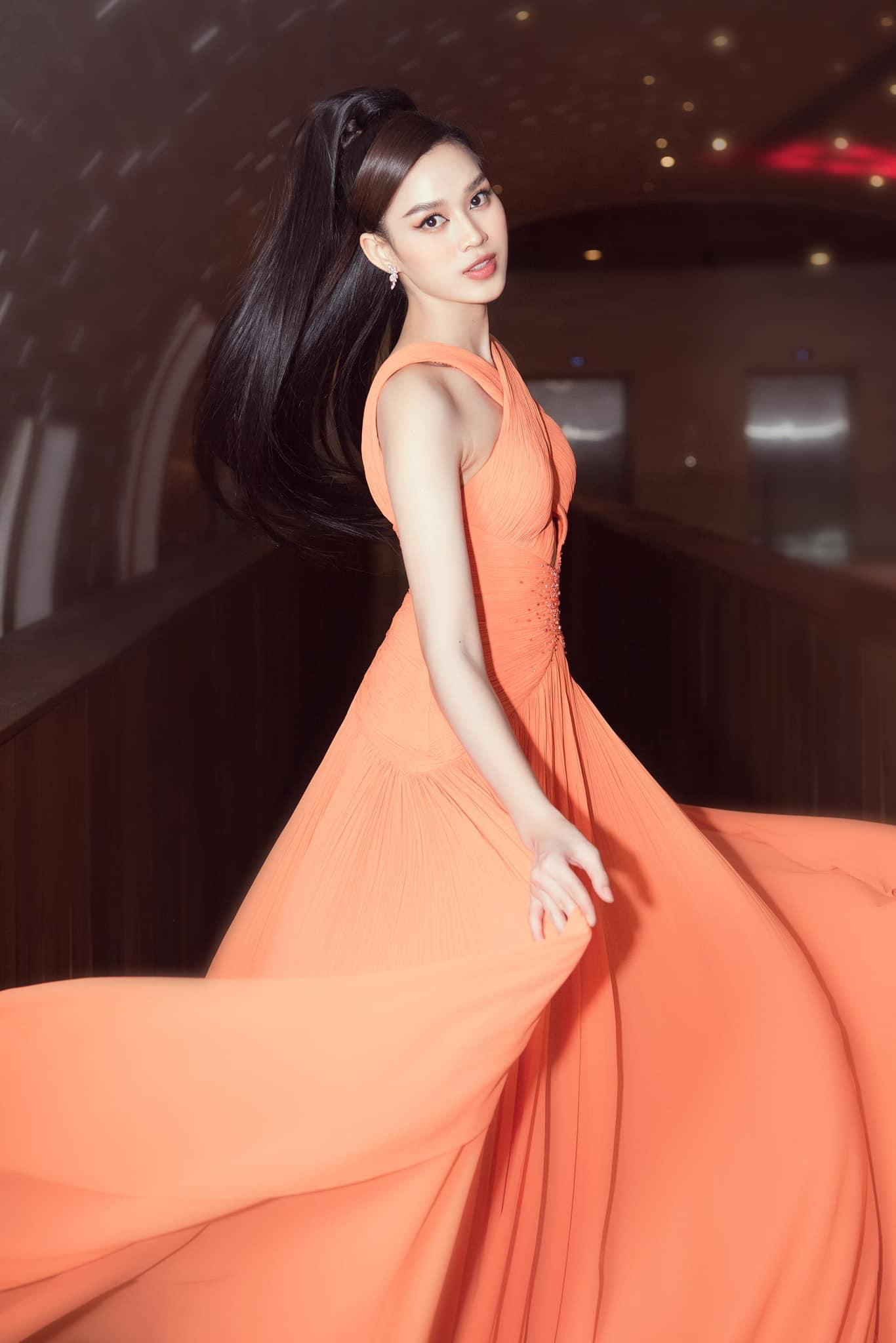 Đỗ Thị Hà cho biết dự kiến cô sẽ có chuyến bay muộn sang Puerto Rico vào lúc 23h ngày 11/3. Người đẹp sẽ phải quá cảnh và dự kiến sẽ có mặt ở Puerto Rico vào tối muộn ngày 12/3.