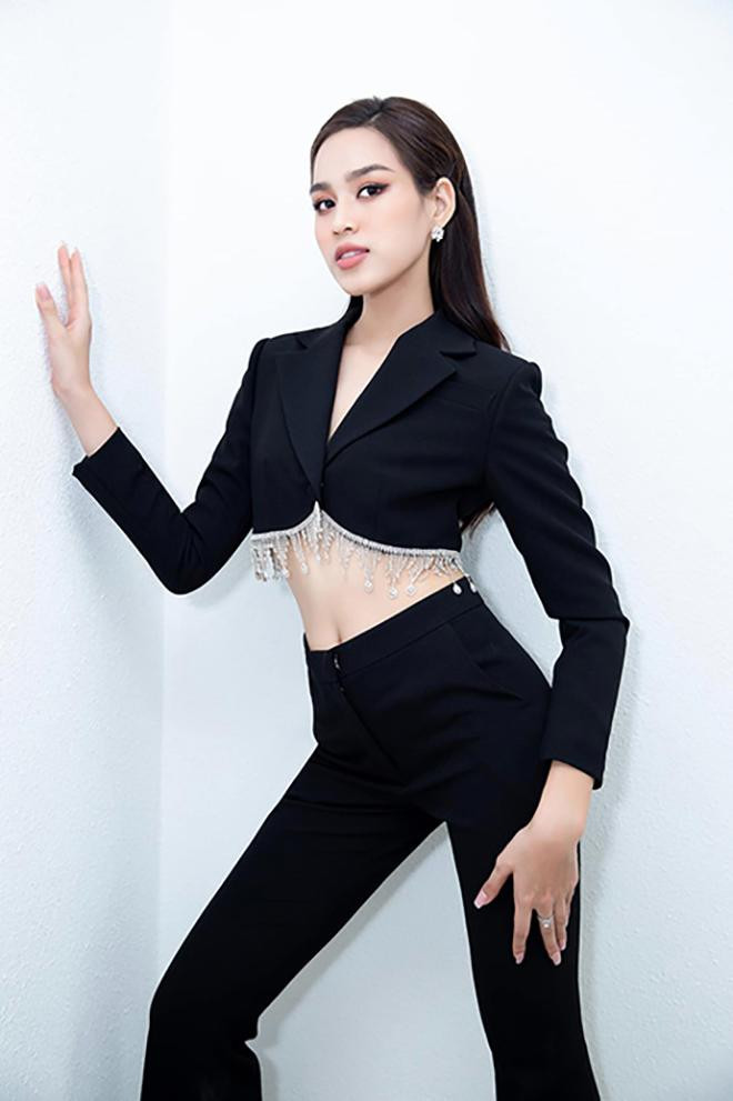 Bộ suit tông màu đen với chi tiết cut-out táo bạo ở vòng eo cùng tôn lên nhan sắc kiêu sa và xinh đẹp của Đỗ Thị Hà và Thuỳ Tiên.