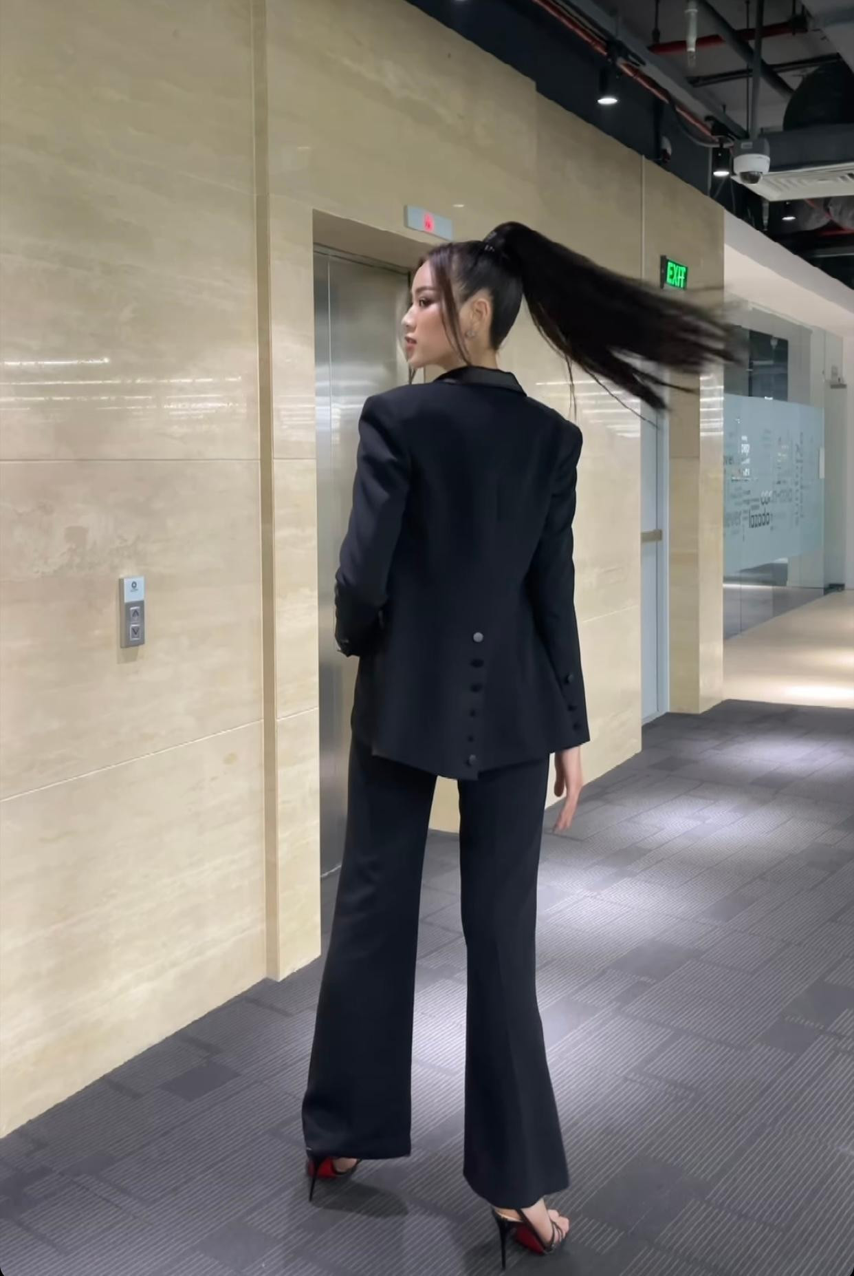 Đỗ Thị Hà trổ tài catwalk ấn tượng trong video clip mới. Đỗ Thị Hà trổ tài catwalk ấn tượng trong video clip mới.