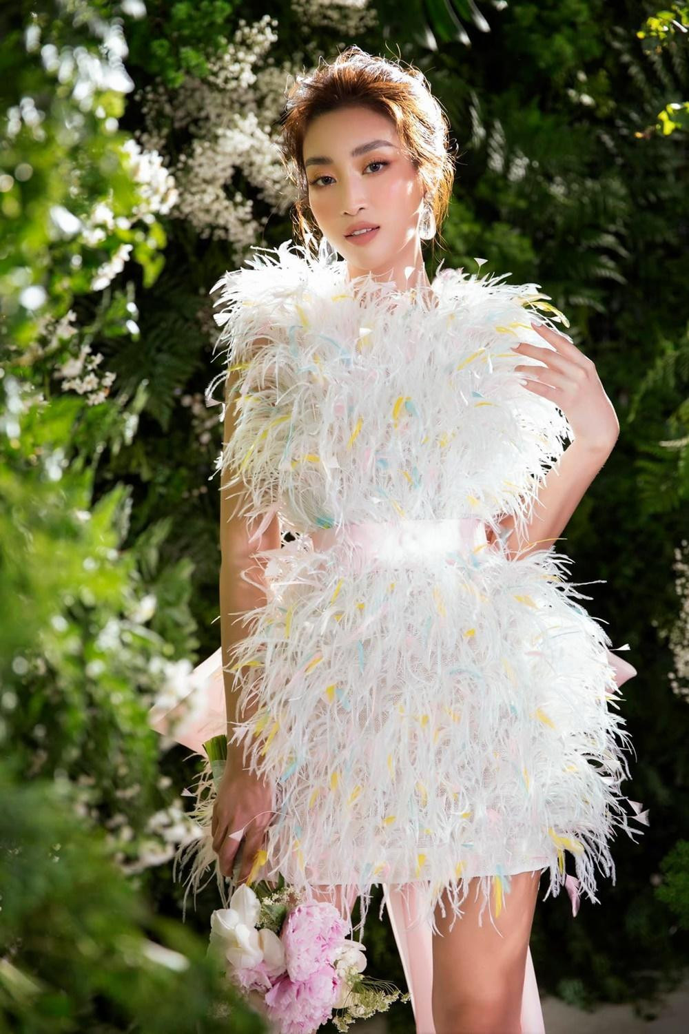 Váy lông vũ tông màu trắng kiêu sa giúp Đỗ Mỹ Linh đẹp như nàng công chúa trong cổ tích. Váy lông vũ tông màu trắng kiêu sa giúp Đỗ Mỹ Linh đẹp như nàng công chúa trong cổ tích.