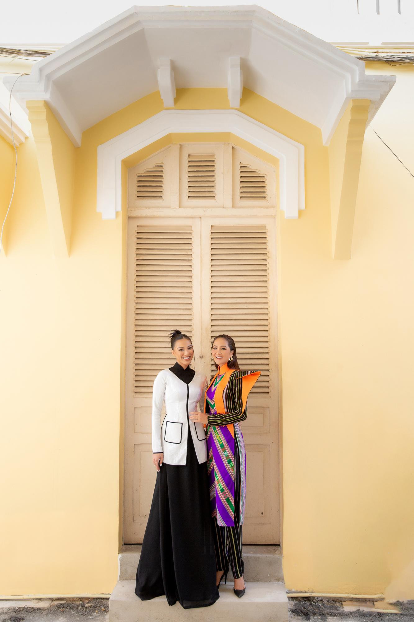 Trong khi H'Hen Niê chọn trang phục có tông màu rực rỡ thì Kim Duyên lại chọn áo dài cách điệu kết hợp cùng áo bà ba với hai tông màu trắng - đen.