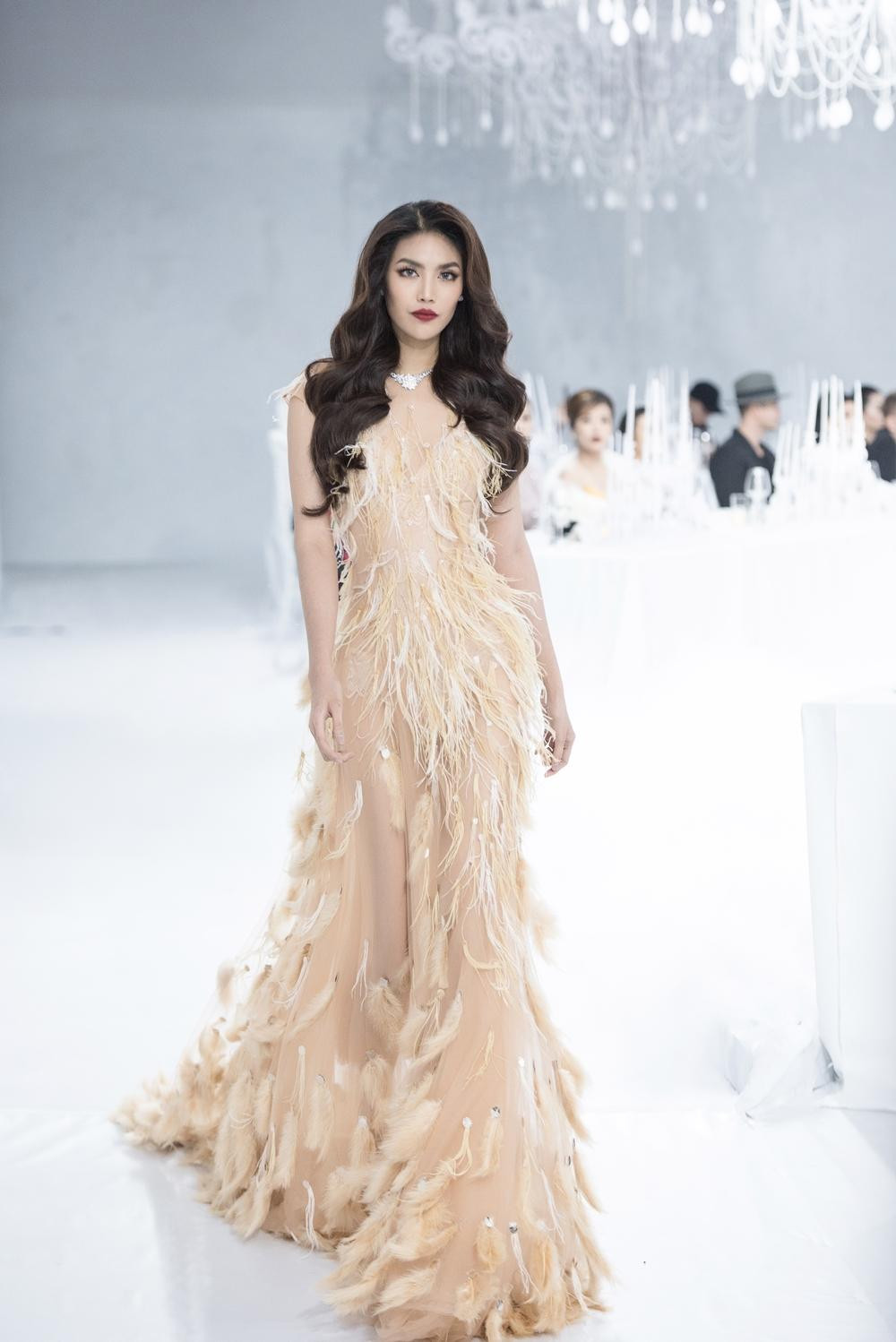 Lan Khuê cũng từng ghi điểm trên sàn catwalk với bộ váy lông vũ đẹp tựa 'nữ thần' này. Lan Khuê cũng từng ghi điểm trên sàn catwalk với bộ váy lông vũ đẹp tựa 'nữ thần' này.