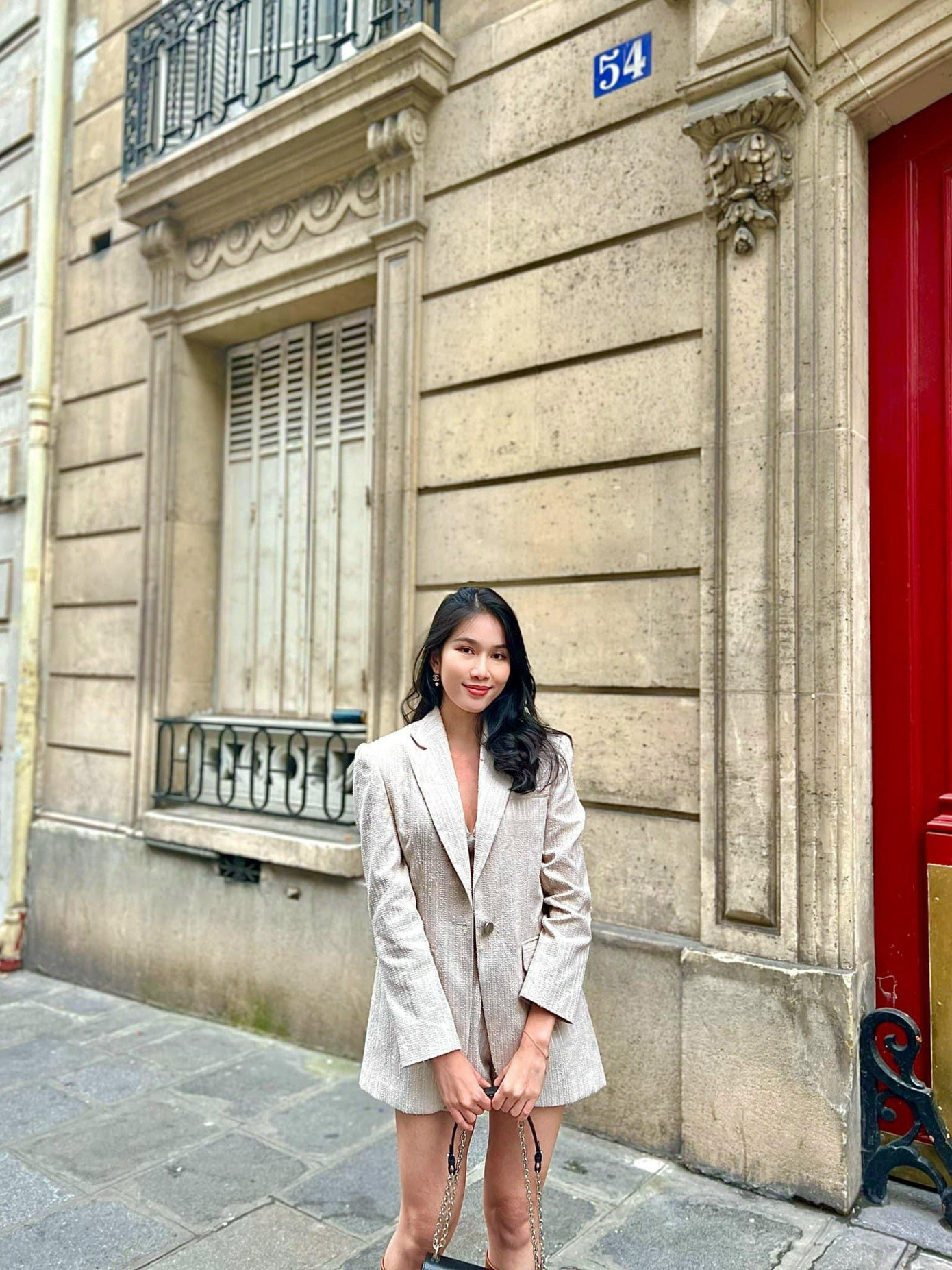 Bộ trang phục còn giúp Phương Anh khoe trọn đôi chân dài nuột nà và quyến rũ.