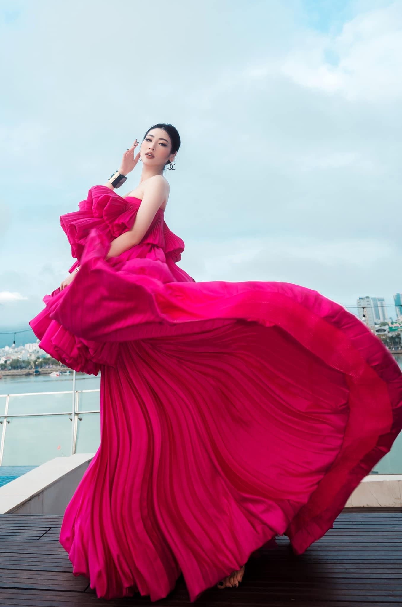 Á hậu Tú Anh đẹp lộng lẫy tựa nữ thần khi diện bộ váy xếp ly tông màu hồng đậm vô cùng nổi bật.