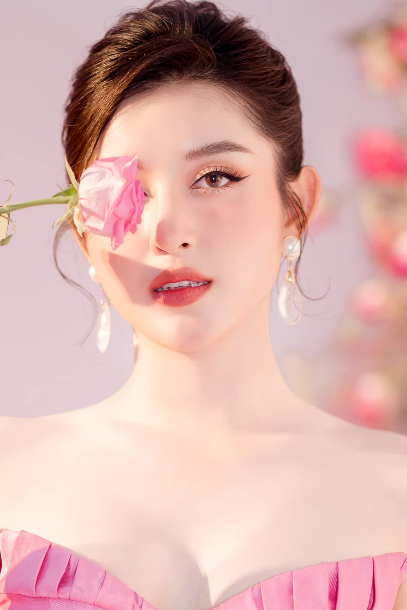 Tuy vậy sức hút và nhan sắc của người đẹp sinh năm 1995 thì vẫn không hề thuyên giảm. Tuy vậy sức hút và nhan sắc của người đẹp sinh năm 1995 thì vẫn không hề thuyên giảm.