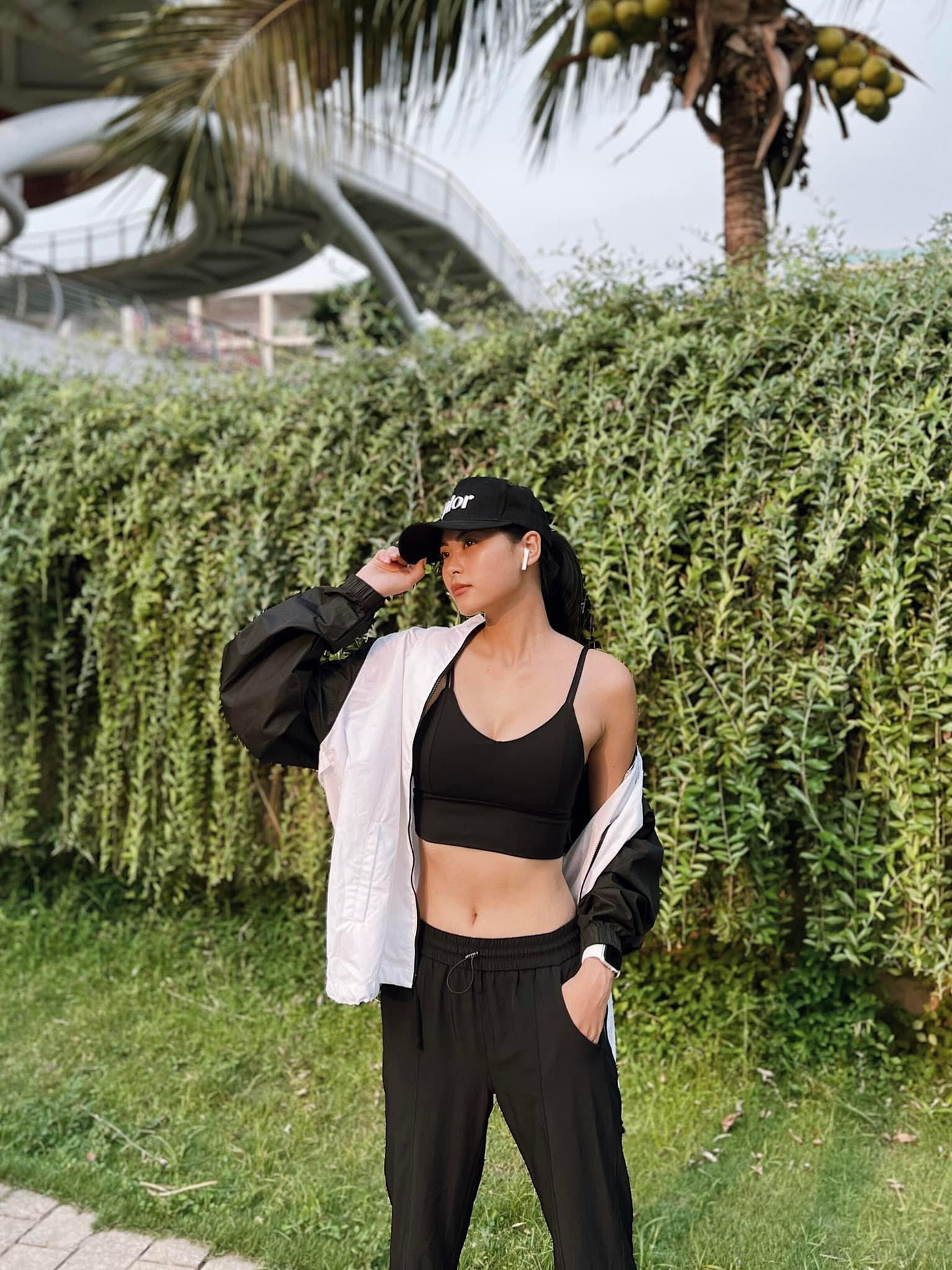 Người đẹp Biển Đào Thị Hà diện trang phục thể thao khoe eo 'con kiến' quyến rũ.