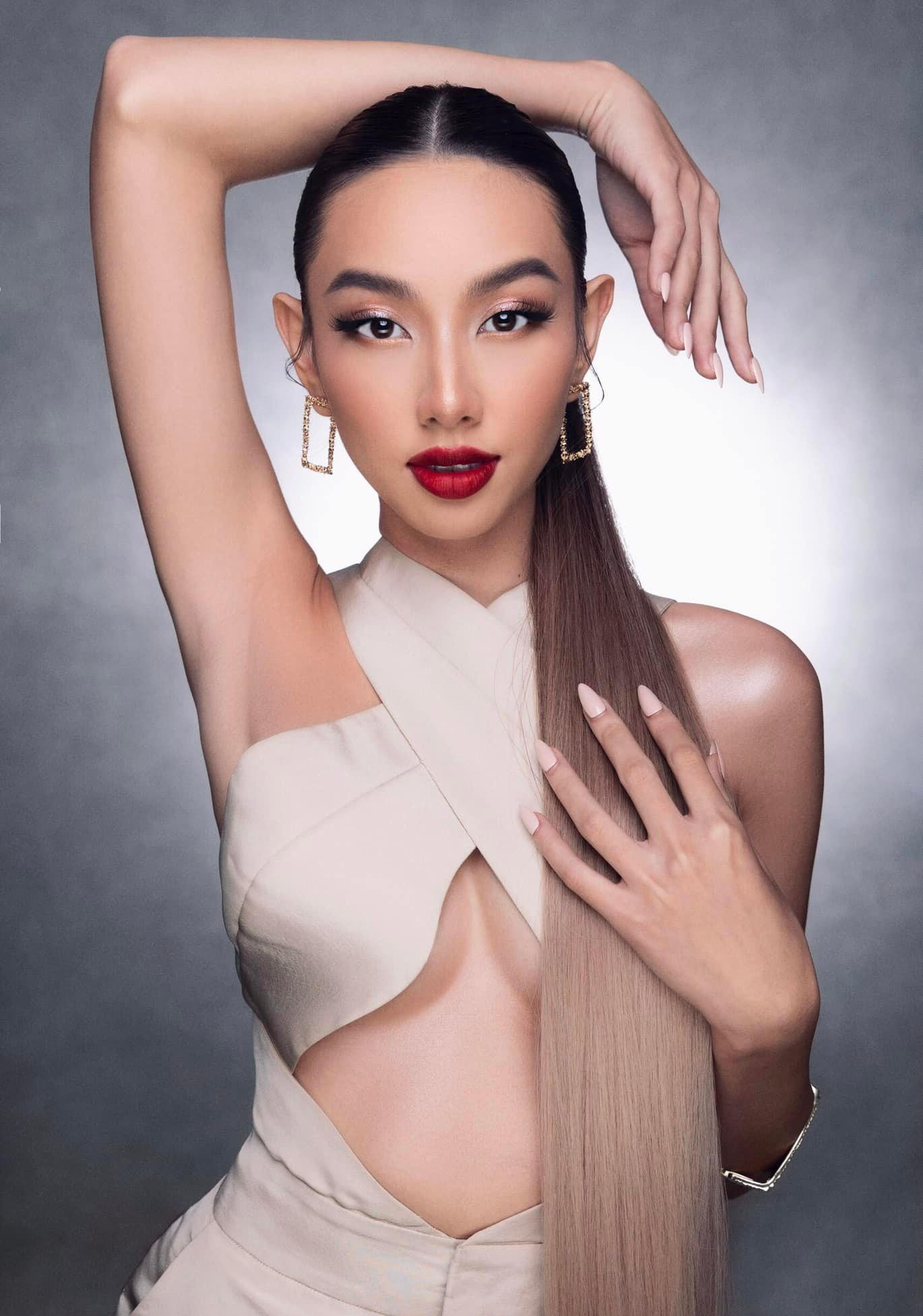 Thiết kế giúp Thuỳ Tiên khoe tối đa vẻ đẹp hình thể đầy nóng bỏng.