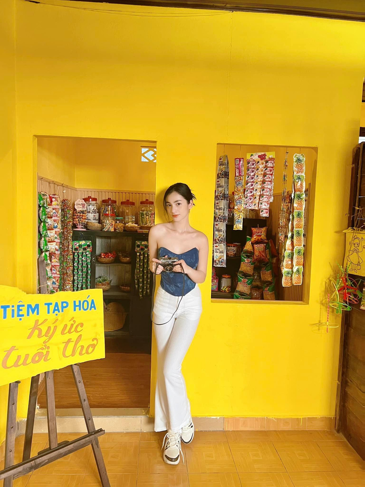 Người đẹp Cẩm Đan diện áo corset trễ nải vai trần quyến rũ ở Đà Lạt.