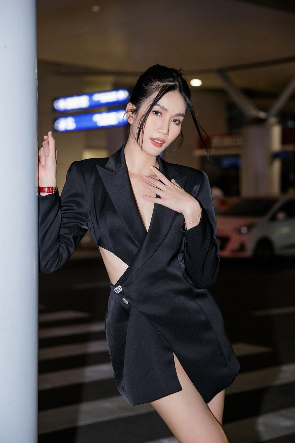 Á hậu Phương Anh diện váy cut-out gợi cảm ra sân bay sang Pháp dự Paris Fashion Week.