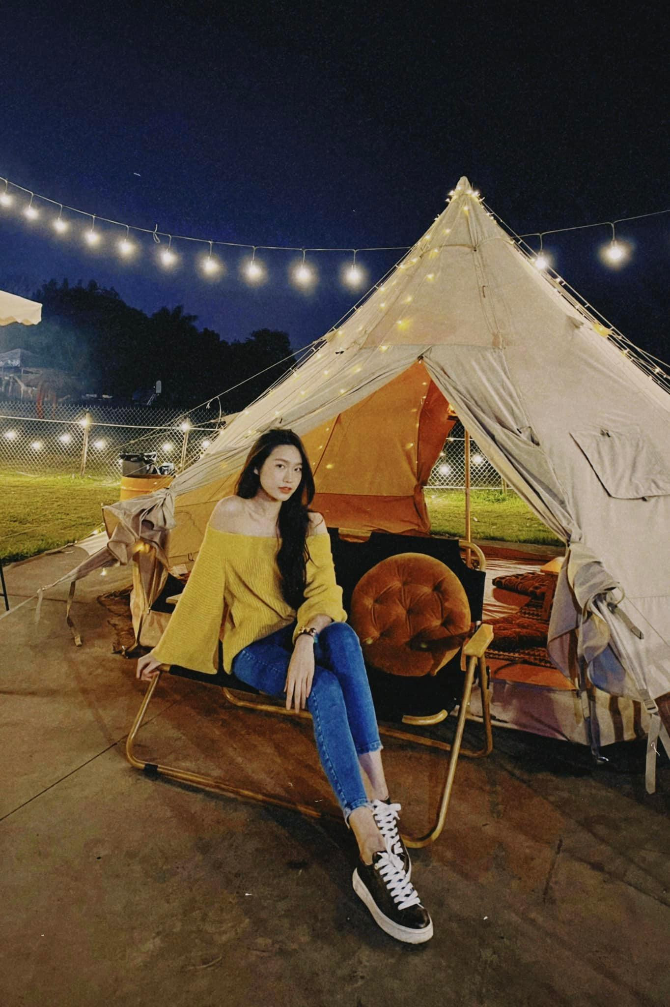 Người đẹp tài năng HHVN 2020 Doãn Hải My mặc áo trễ vai quyến rũ.