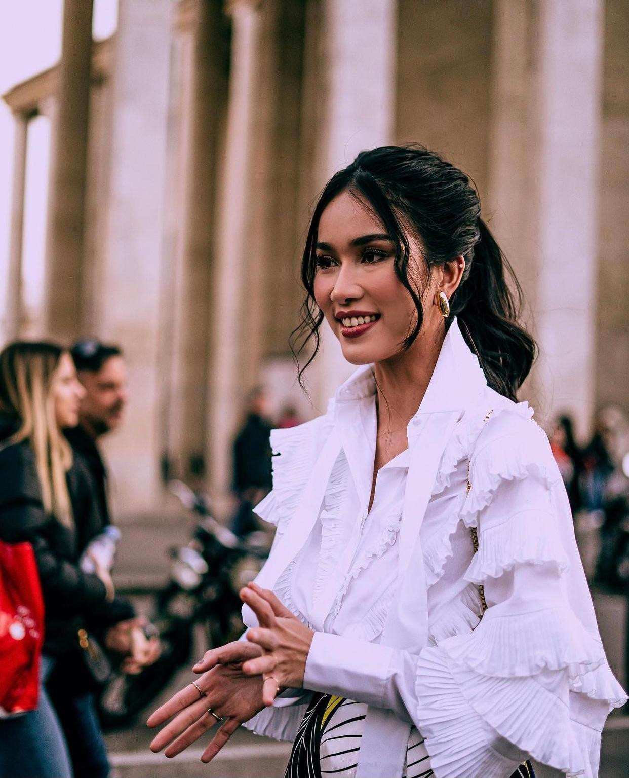 Người đẹp chọn kiểu tóc cột đuôi ngựa kiêu kỳ để tôn lên nét đẹp thanh lịch vốn có. Người đẹp chọn kiểu tóc cột đuôi ngựa kiêu kỳ để tôn lên nét đẹp thanh lịch vốn có.