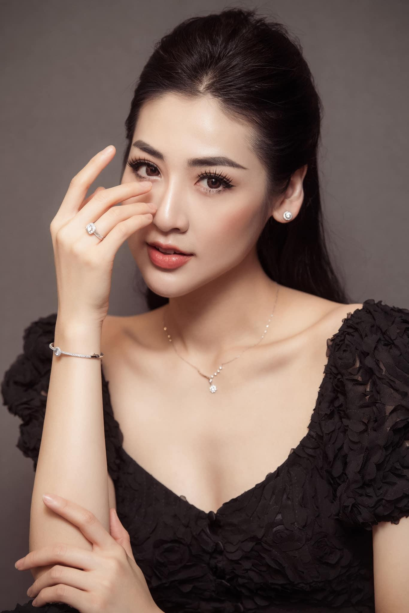 Á hậu Tú Anh diện váy cổ chữ V khoe trọn xương quai xanh đầy quyến rũ. Á hậu Tú Anh diện váy cổ chữ V khoe trọn xương quai xanh đầy quyến rũ.