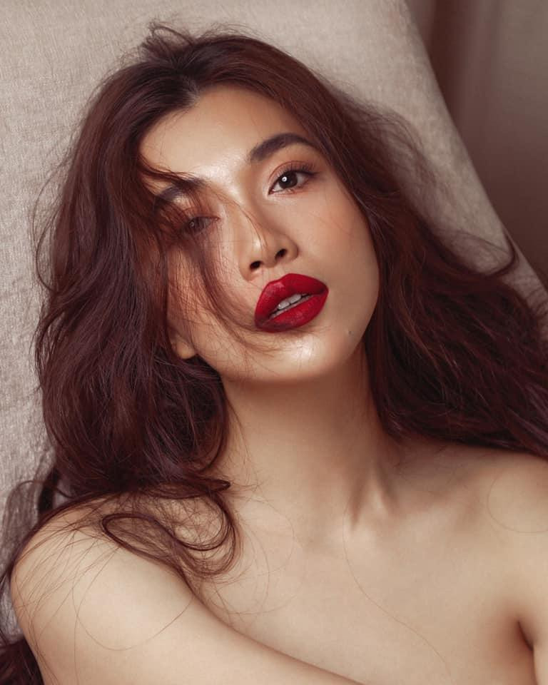 Á hậu Lệ Hằng khoe vai trần nóng bỏng. Á hậu Lệ Hằng khoe vai trần nóng bỏng.