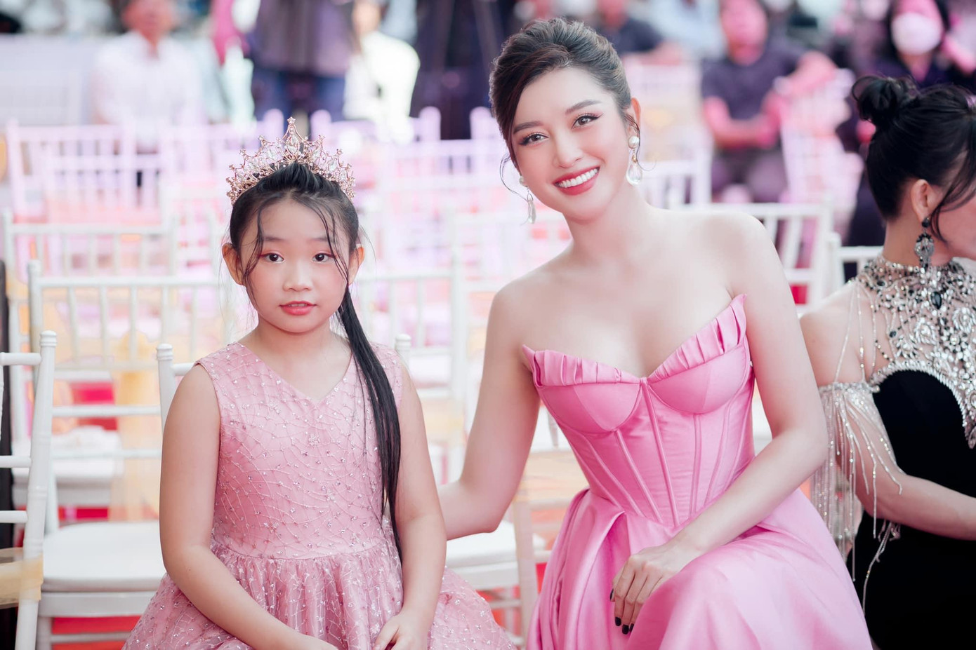 Người đẹp chọn kiểu búi tóc gọn gàng, tôn lên vẻ sang trọng và thanh lịch. Người đẹp chọn kiểu búi tóc gọn gàng, tôn lên vẻ sang trọng và thanh lịch.