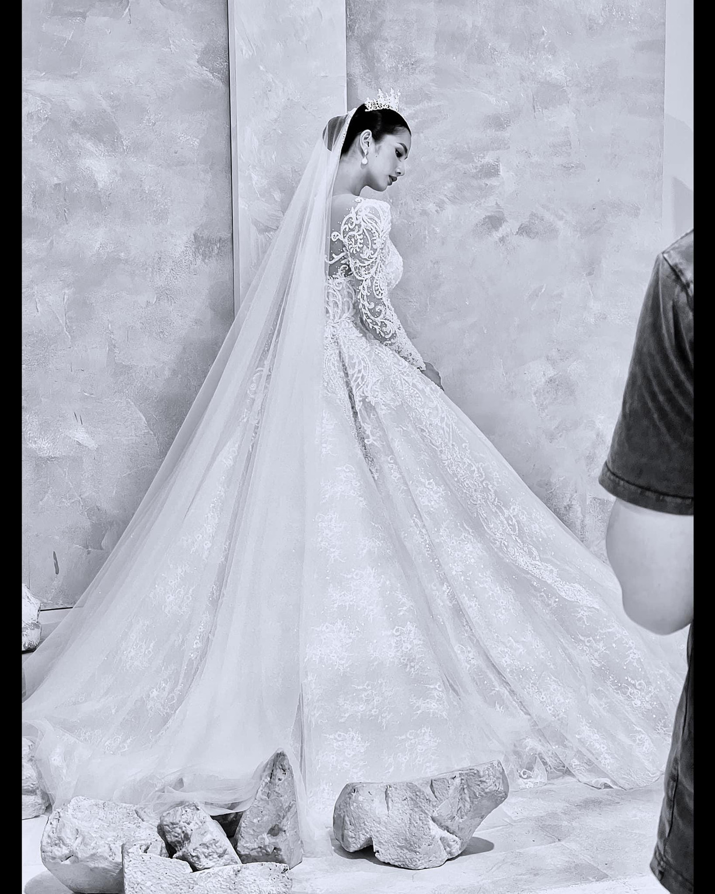 Người đẹp Cẩm Đan diện váy cưới lộng lẫy và yêu kiều.