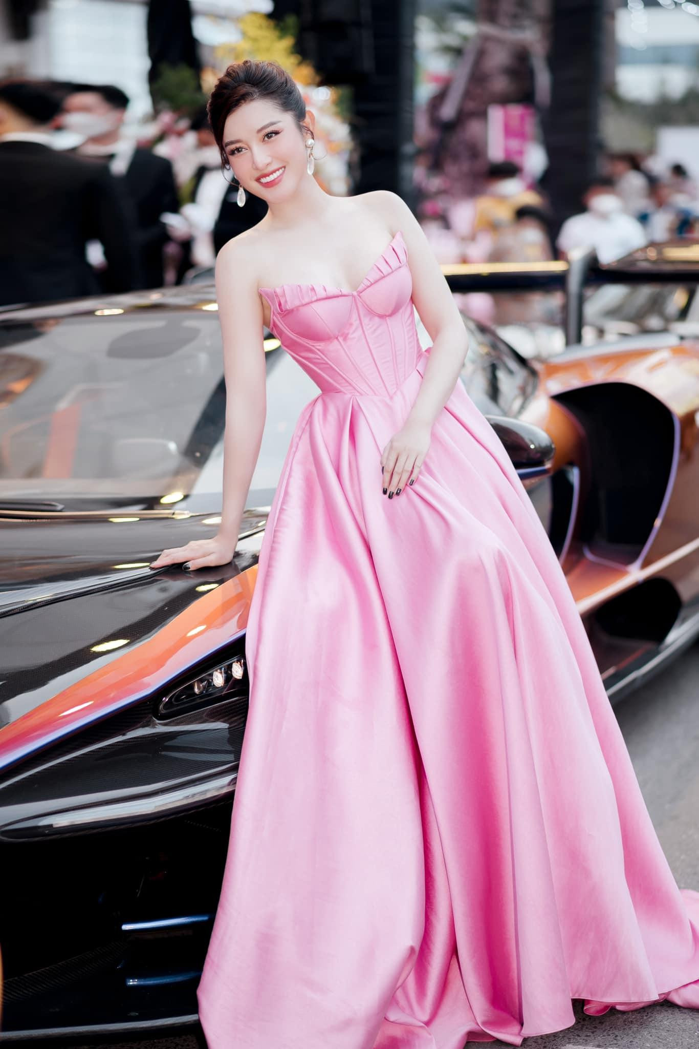 Mới đây Á hậu Huyền My trở thành tâm điểm của một sự kiện với bộ váy cúp ngực màu hồng đẹp lộng lẫy như một nàng công chúa. Mới đây Á hậu Huyền My trở thành tâm điểm của một sự kiện với bộ váy cúp ngực màu hồng đẹp lộng lẫy như một nàng công chúa.