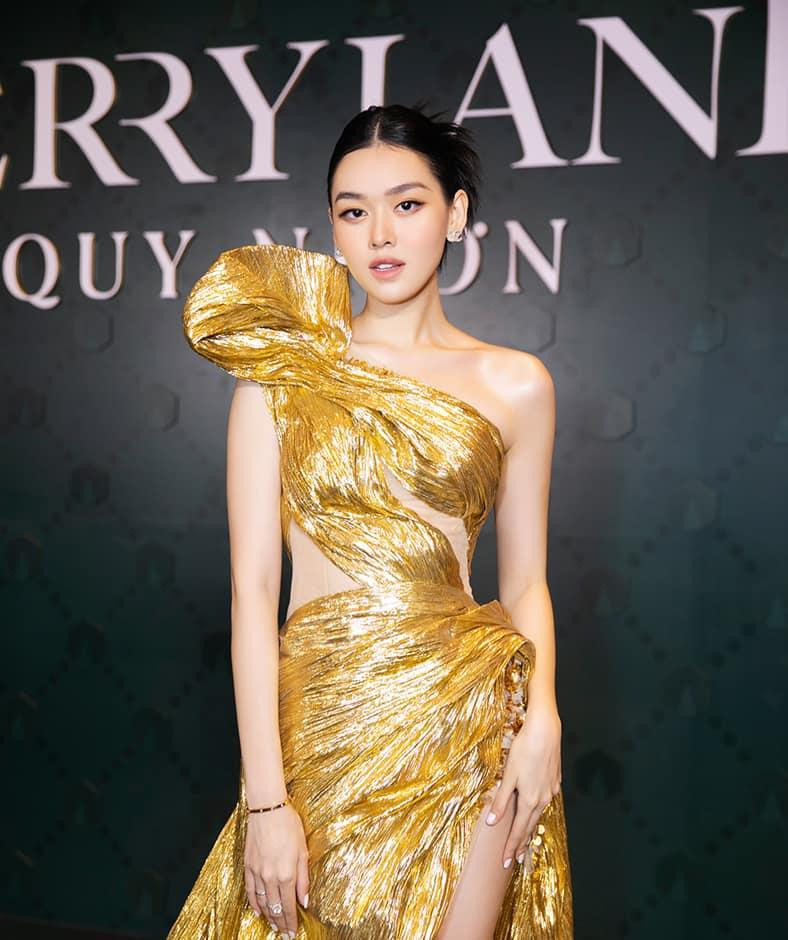 Á hậu Tường San đẹp tựa 'nữ thần mặt trời' với bộ váy tông màu vàng gold sang chảnh.