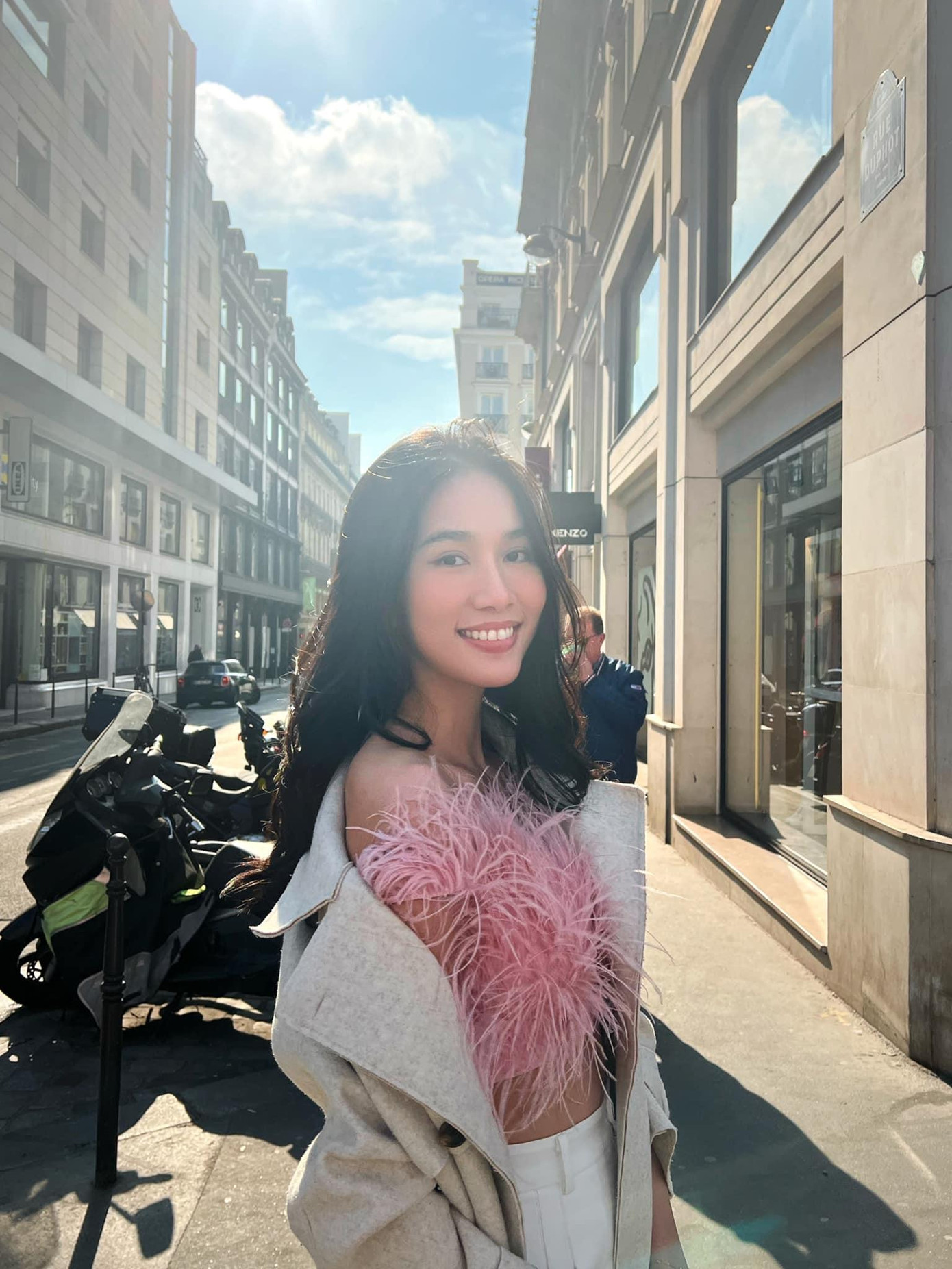 Á hậu Phương Anh đẹp như 'nàng thơ' khi dạo chơi trên đường phố Paris. Á hậu Phương Anh đẹp như 'nàng thơ' khi dạo chơi trên đường phố Paris.