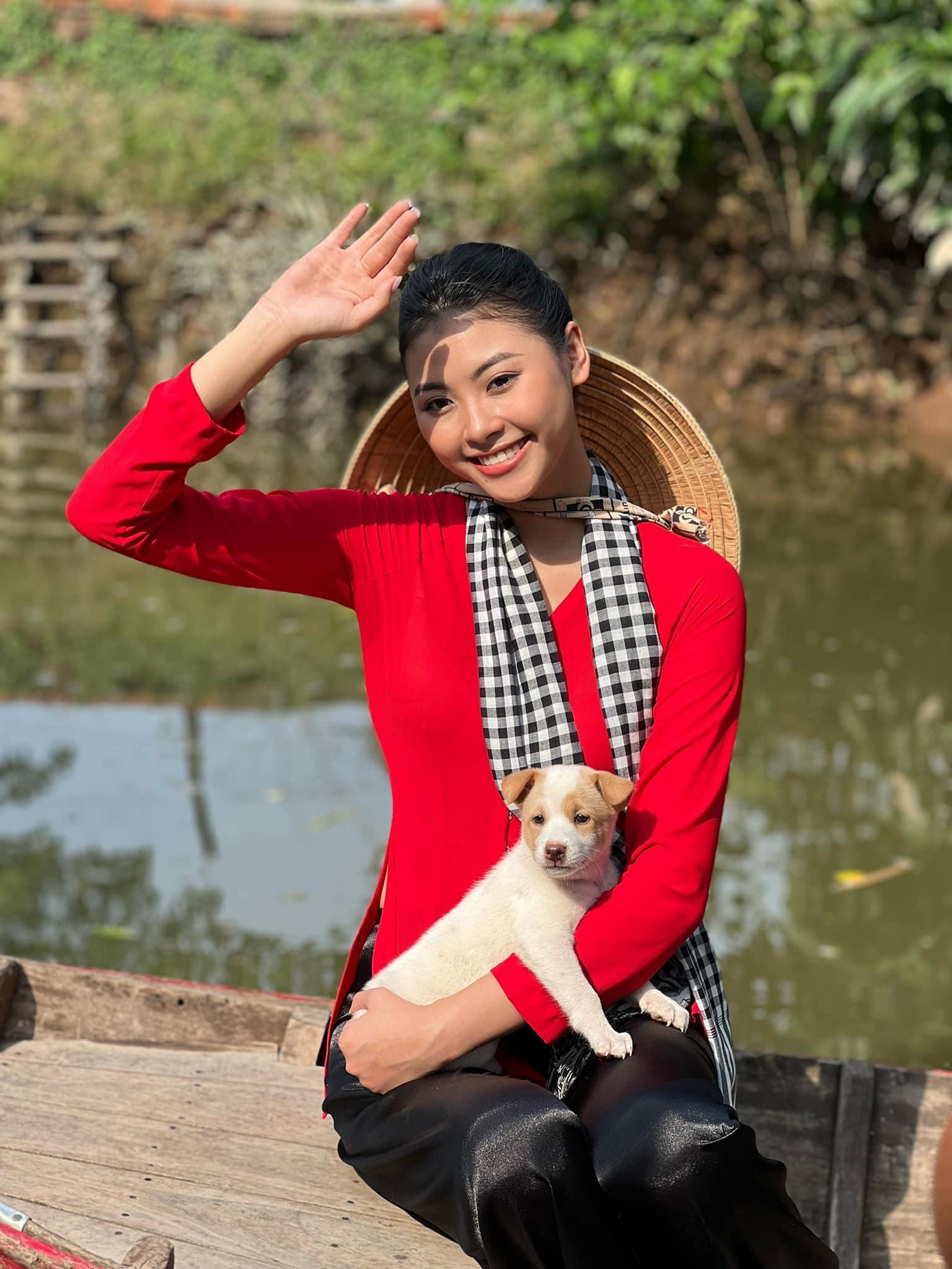 Người đẹp Biển HHVN 2016 hoá cô gái miền Tây xinh đẹp, dịu dàng cùng áo bà ba.