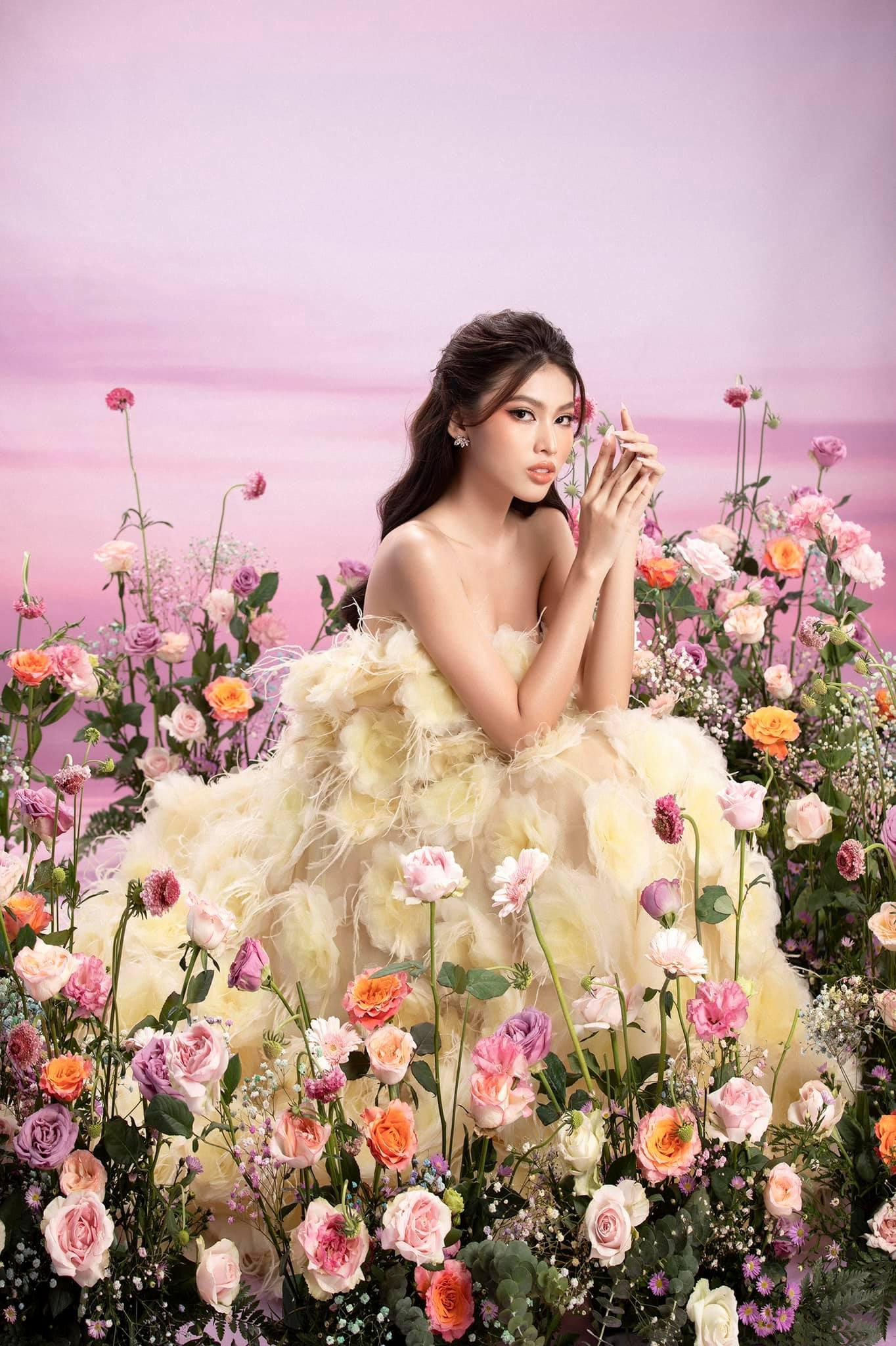 Á hậu Ngọc Thảo hoá nàng công chúa trong vườn Xuân khi diện váy lông vũ màu vàng nhạt. Á hậu Ngọc Thảo hoá nàng công chúa trong vườn Xuân khi diện váy lông vũ màu vàng nhạt.