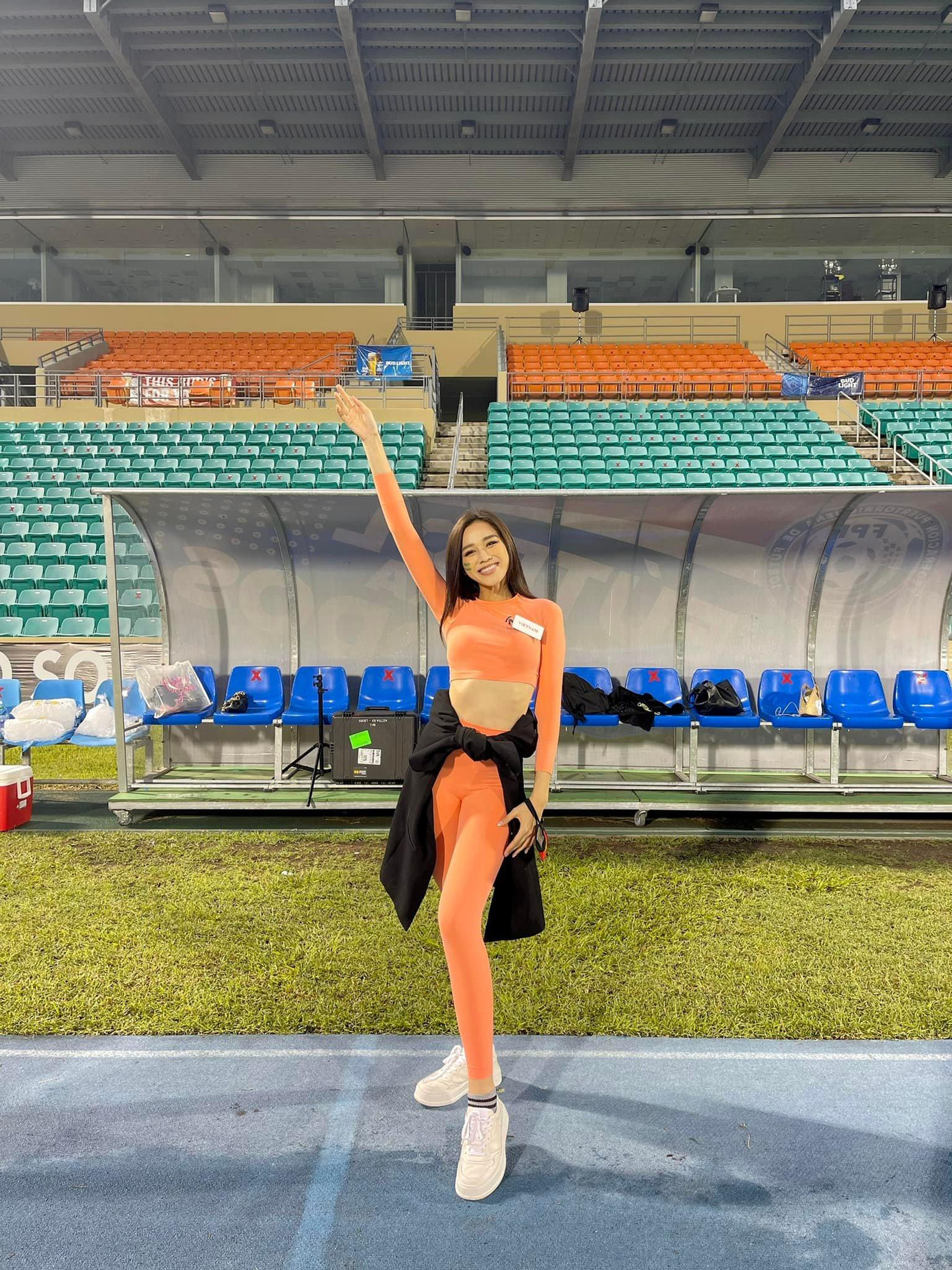 Những trang phục này vừa phù hợp với tính chất năng động ngoài trời vừa giúp người đẹp phô diễn trọn vẹn vẻ đẹp hình thể, đặc biệt là vòng 2 săn chắc.