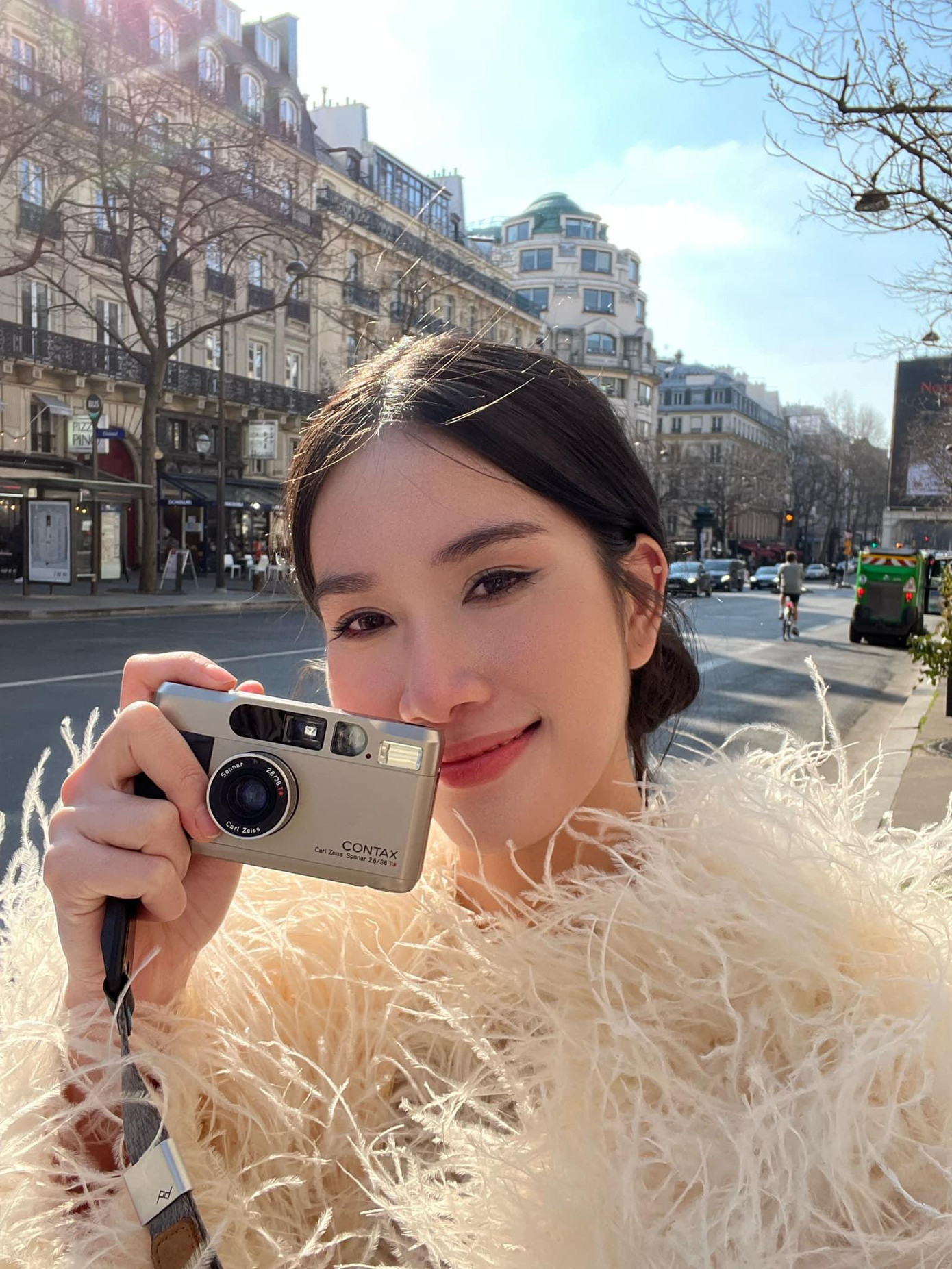 Á hậu Phương Anh xinh đẹp như nàng thơ ở Paris khi diện áo lông vũ kiêu sa.