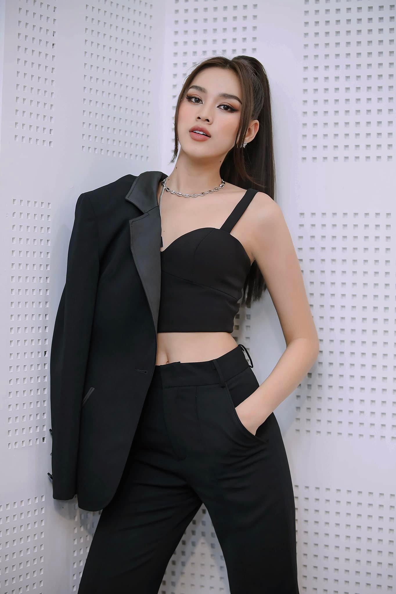 Hoa hậu Đỗ Thị Hà gây chú ý khi diện cả set đồ tông màu đen cực kỳ cá tính. Áo crop-top giúp Đỗ Thị Hà khoe được vòng eo 'con kiến' 60cm cực kỳ quyến rũ. Hoa hậu Đỗ Thị Hà gây chú ý khi diện cả set đồ tông màu đen cực kỳ cá tính. Áo crop-top giúp Đỗ Thị Hà khoe được vòng eo 'con kiến' 60cm cực kỳ quyến rũ.