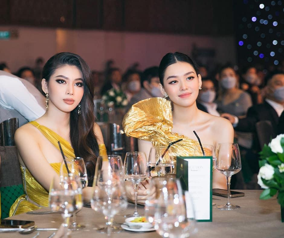 Ngồi cạnh Á hậu Ngọc Thảo trên bàn tiệc, Tường San nổi bật với nhan sắc đầy kiêu sa, lộng lẫy của mình. Ngồi cạnh Á hậu Ngọc Thảo trên bàn tiệc, Tường San nổi bật với nhan sắc đầy kiêu sa, lộng lẫy của mình.