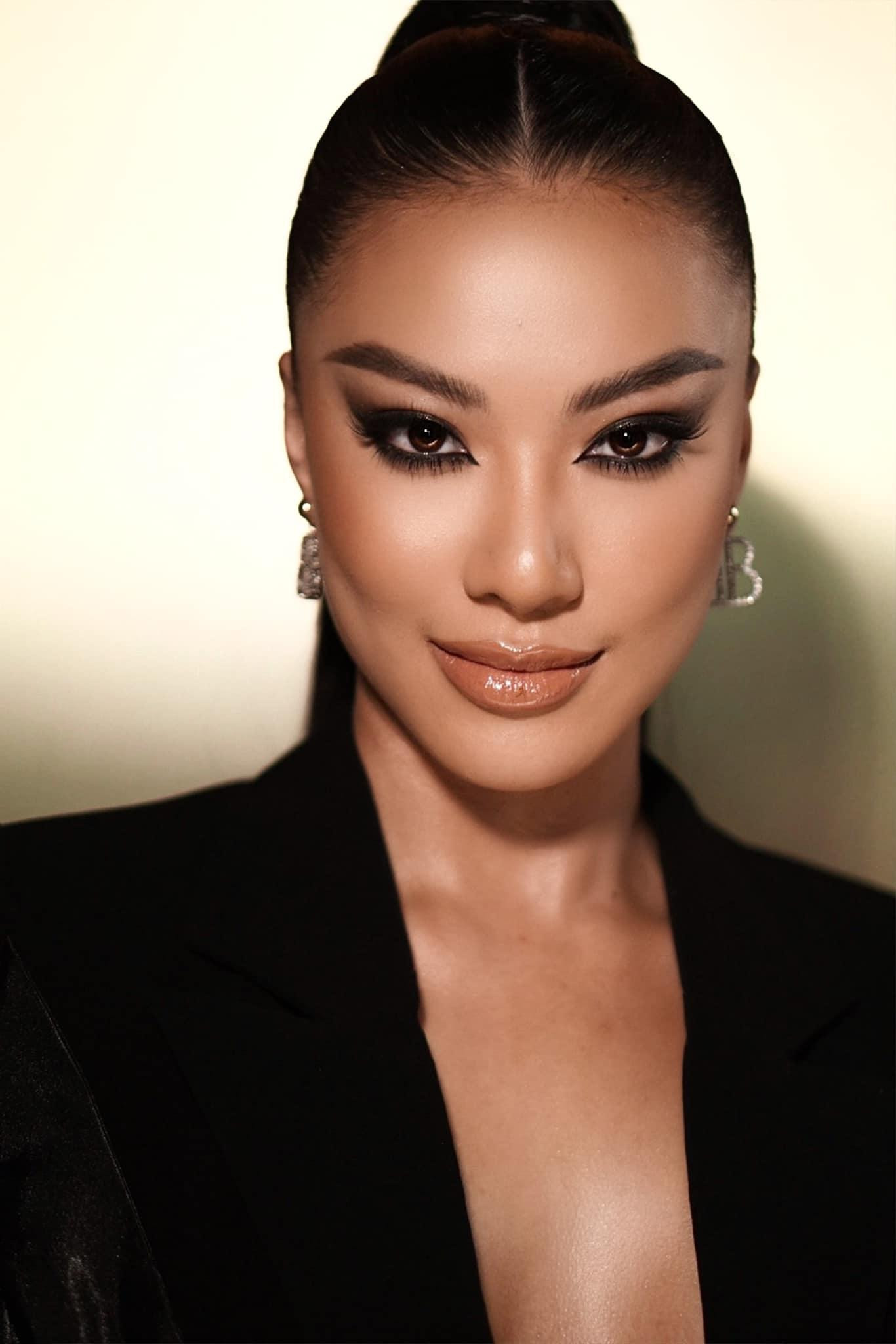 Á hậu Kim Duyên cá tính và quyến rũ trong phong cách trang điểm mắt khói ấn tượng.