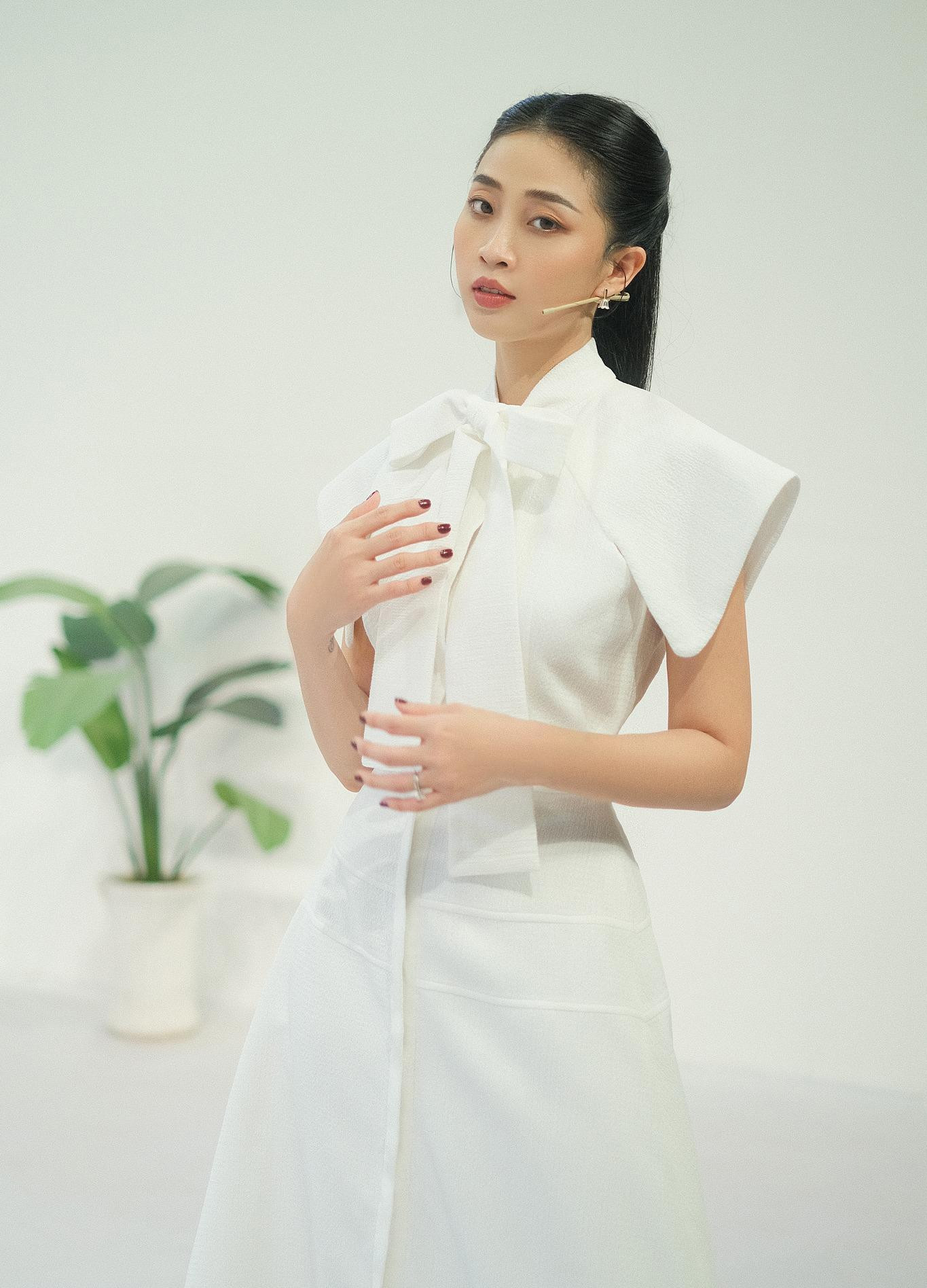 Giống nhiều người đẹp khác, MC Liêu Hà Trinh chọn tông màu trắng thanh khiết. Giống nhiều người đẹp khác, MC Liêu Hà Trinh chọn tông màu trắng thanh khiết.