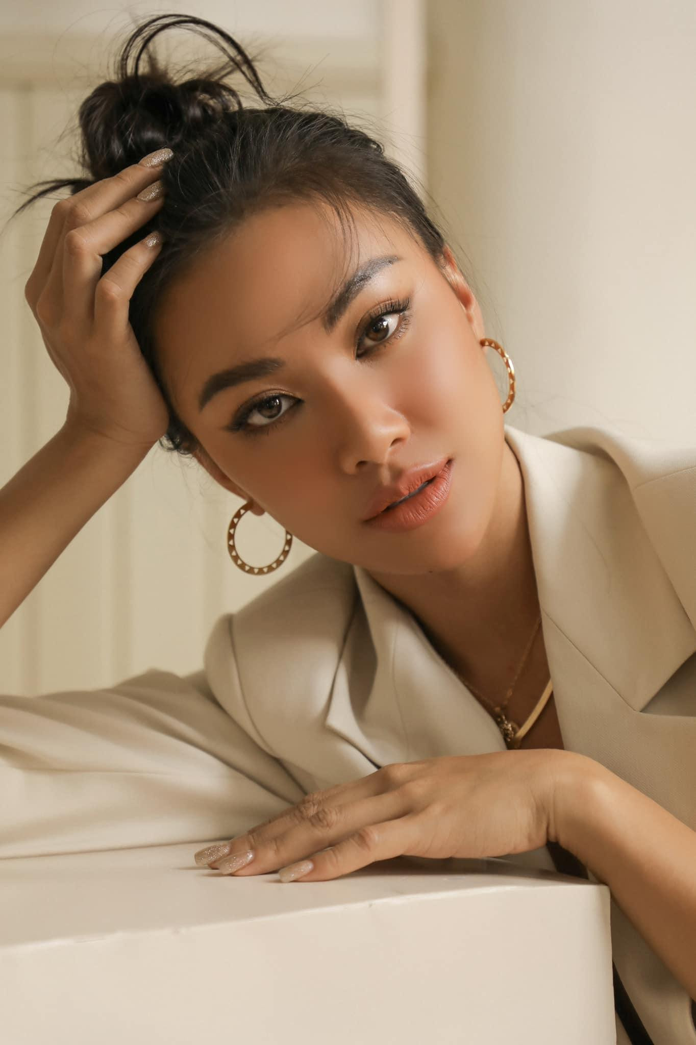 Á hậu Kim Duyên khoe nhan sắc xinh đẹp, kiều diễm.