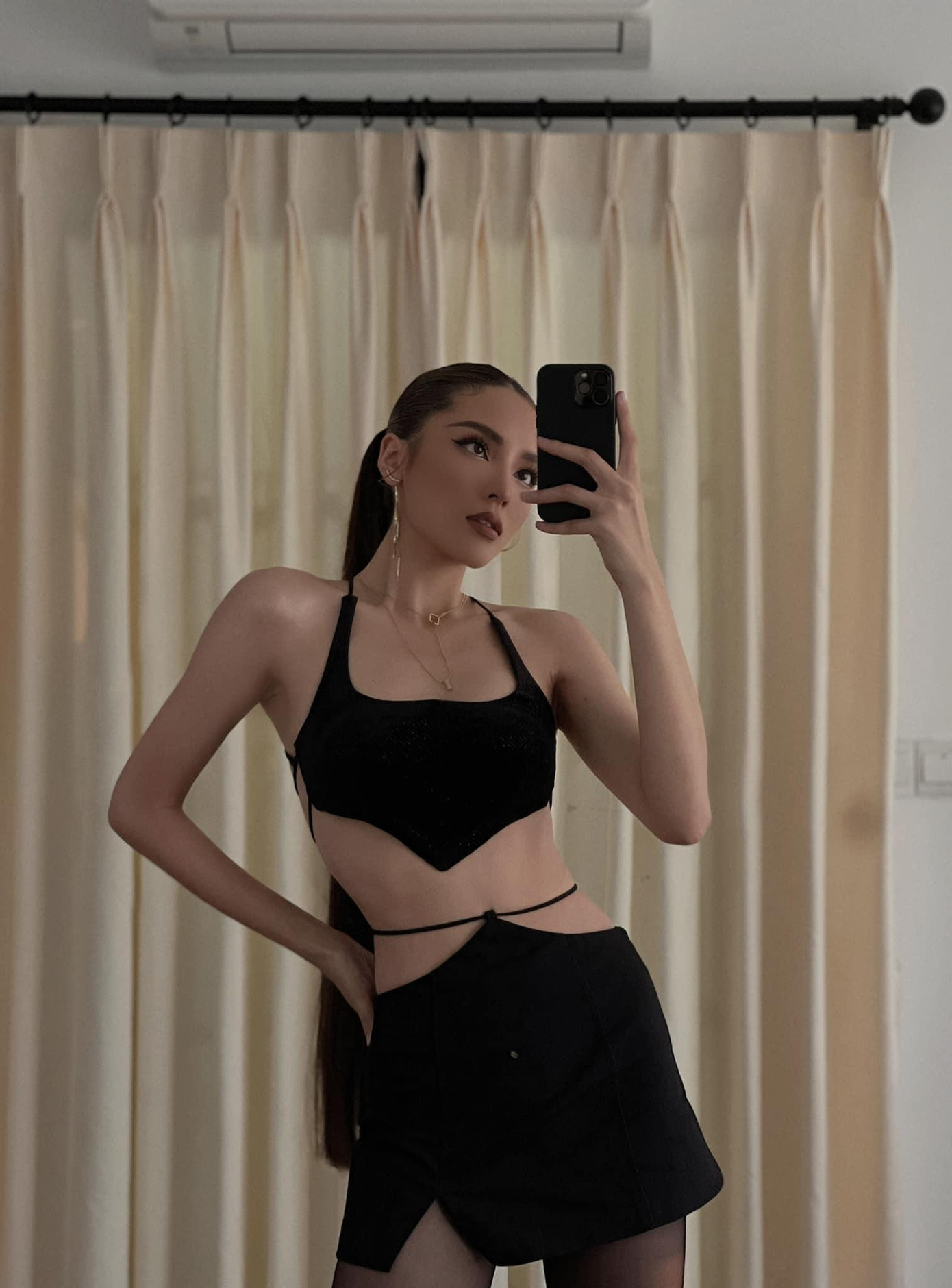 Hoa hậu Kỳ Duyên diện bộ váy đen có thiết kế cut-out cực kỳ táo bạo khoe trọn đường cong nóng bỏng.