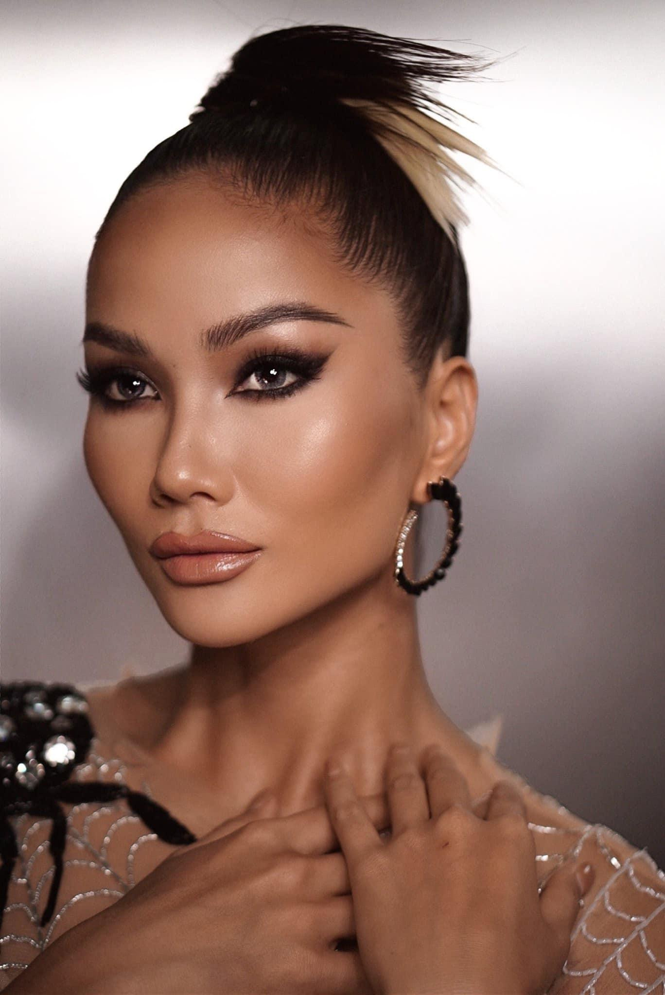 Hoa hậu H'Hen Niê sắc sảo và nóng bỏng với phong cách trang điểm ấn tượng.