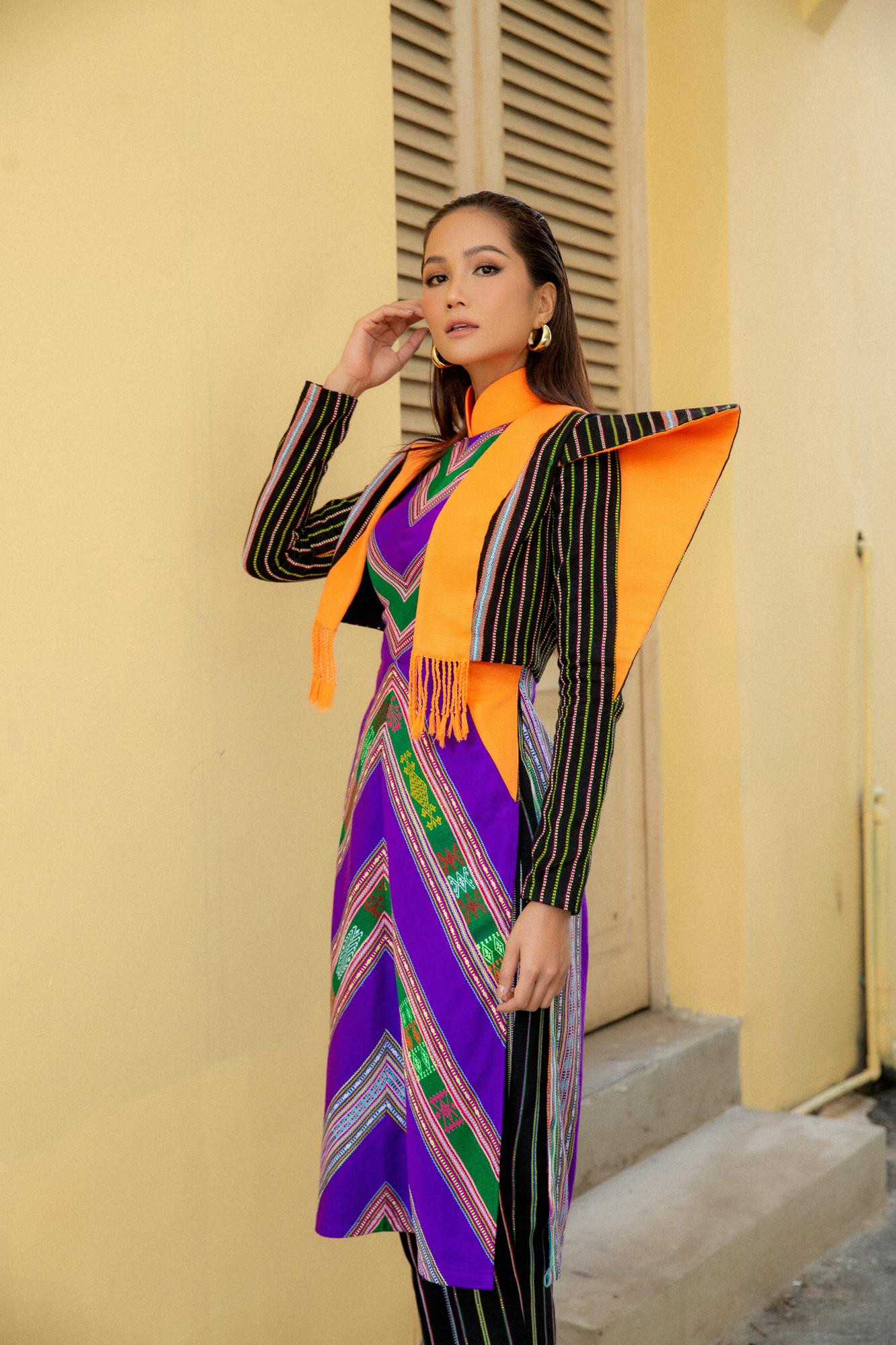 Thiết kế với chi tiết độn cầu vai đầy quyền lực, kết hợp cùng những mảng màu rực rỡ được đan xen tinh tế mang lại tổng thể lạ mắt, cuốn hút.