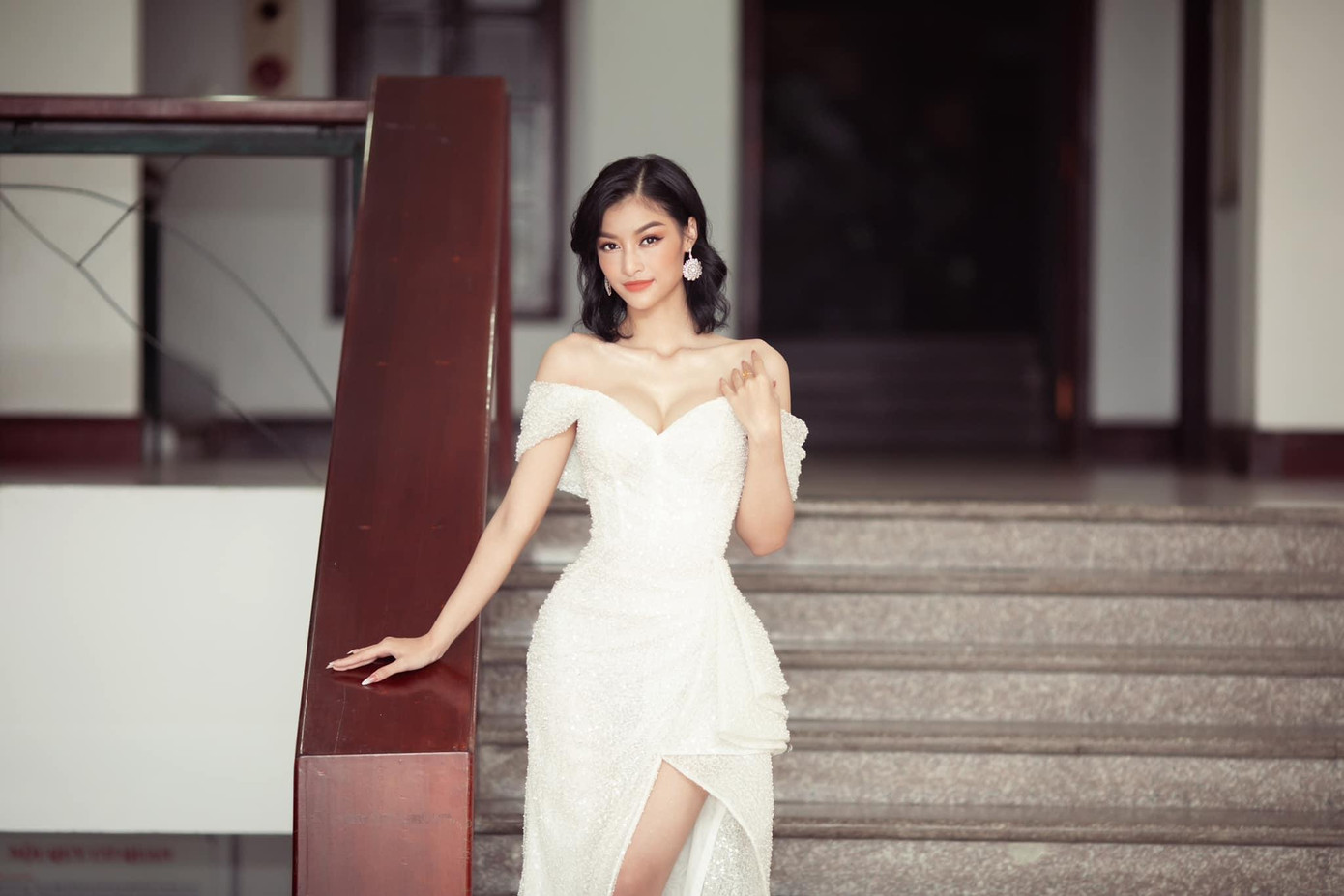 Cùng xuất hiện tại sự kiện, Á hậu Kiều Loan diện bộ váy trắng cúp ngực sexy.