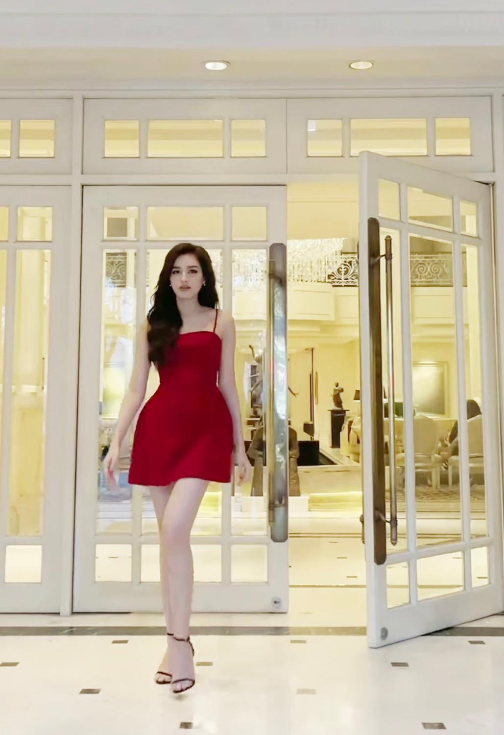 Nhan sắc và thần thái của người đẹp xứ Thanh quả là miễn chê khi khoác lên mình bộ váy ngọt ngào và quyến rũ này.