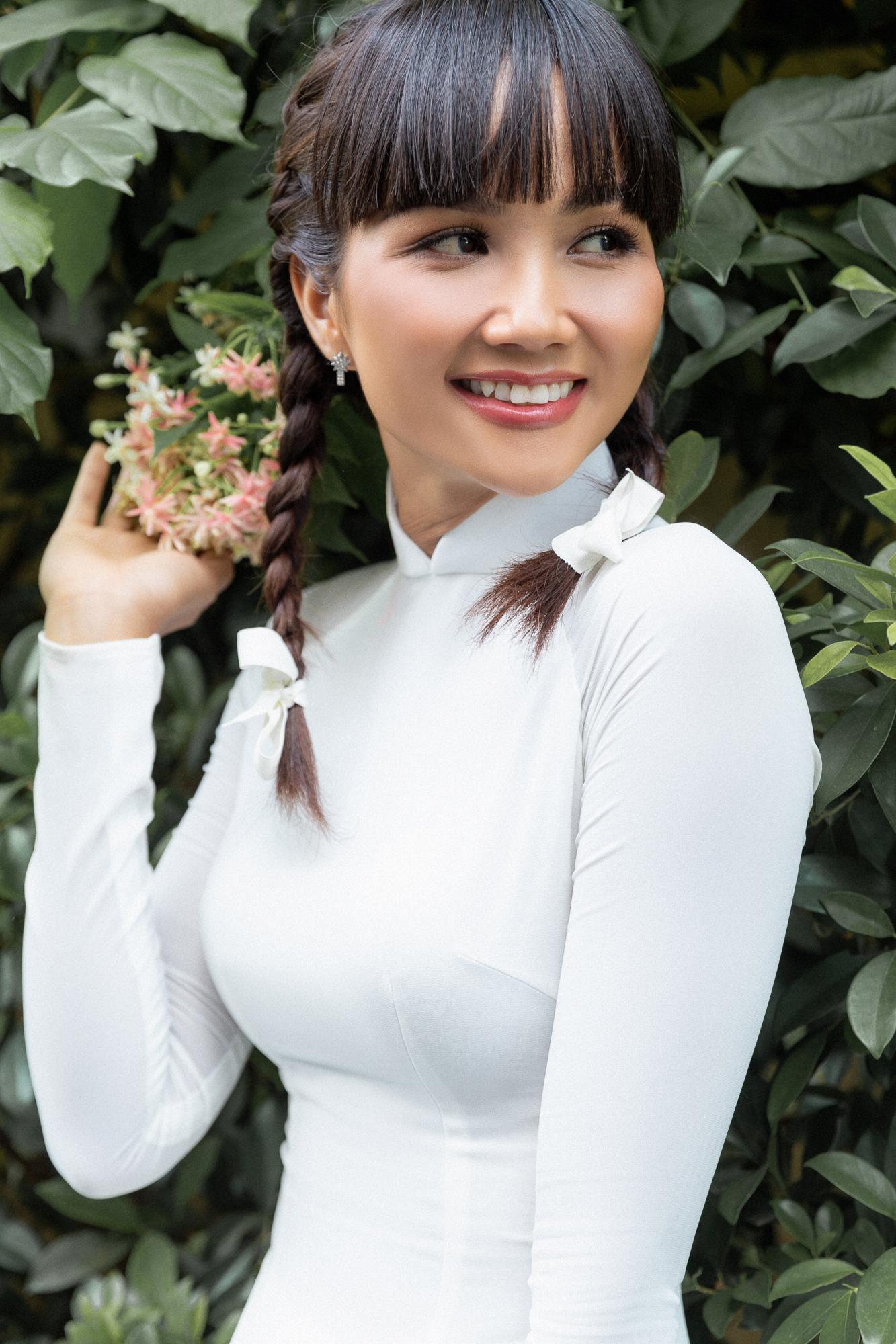 Người đẹp cũng chia sẻ nhiều kỷ niệm với áo dài: "Hen cũng có nhiều kỷ niệm đặc biệt với áo dài lắm nha, lúc thi Miss Universe mọi người rất thích Hen diện áo dài, mỗi lần diện áo dài là các bạn lại kêu Beautiful Việt Nam, nghe mà vui và năng lượng lắm ạ. Rồi chiếc áo dài thổ cẩm Hen diện được truyền thông chú ý, làm mình rất vui vì tà áo của quê hương đất nước mình được chú ý đến vậy".