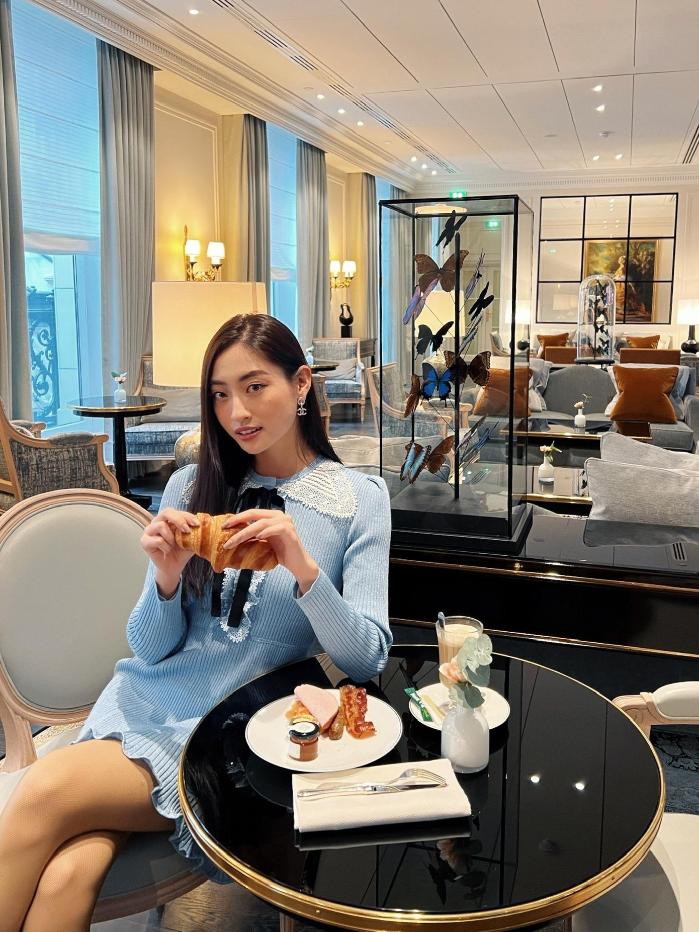 Không cần trang điểm quá cầu kỳ nhưng nhan sắc của nàng hậu vẫn đầy cuốn hút trong mọi khung hình. Phối cùng đôi boots cổ thấp, Lương Thùy Linh khéo léo khoe trọn đôi chân dài 1m22 đầy ngưỡng mộ của mình. Không cần trang điểm quá cầu kỳ nhưng nhan sắc của nàng hậu vẫn đầy cuốn hút trong mọi khung hình. Phối cùng đôi boots cổ thấp, Lương Thùy Linh khéo léo khoe trọn đôi chân dài 1m22 đầy ngưỡng mộ của mình.