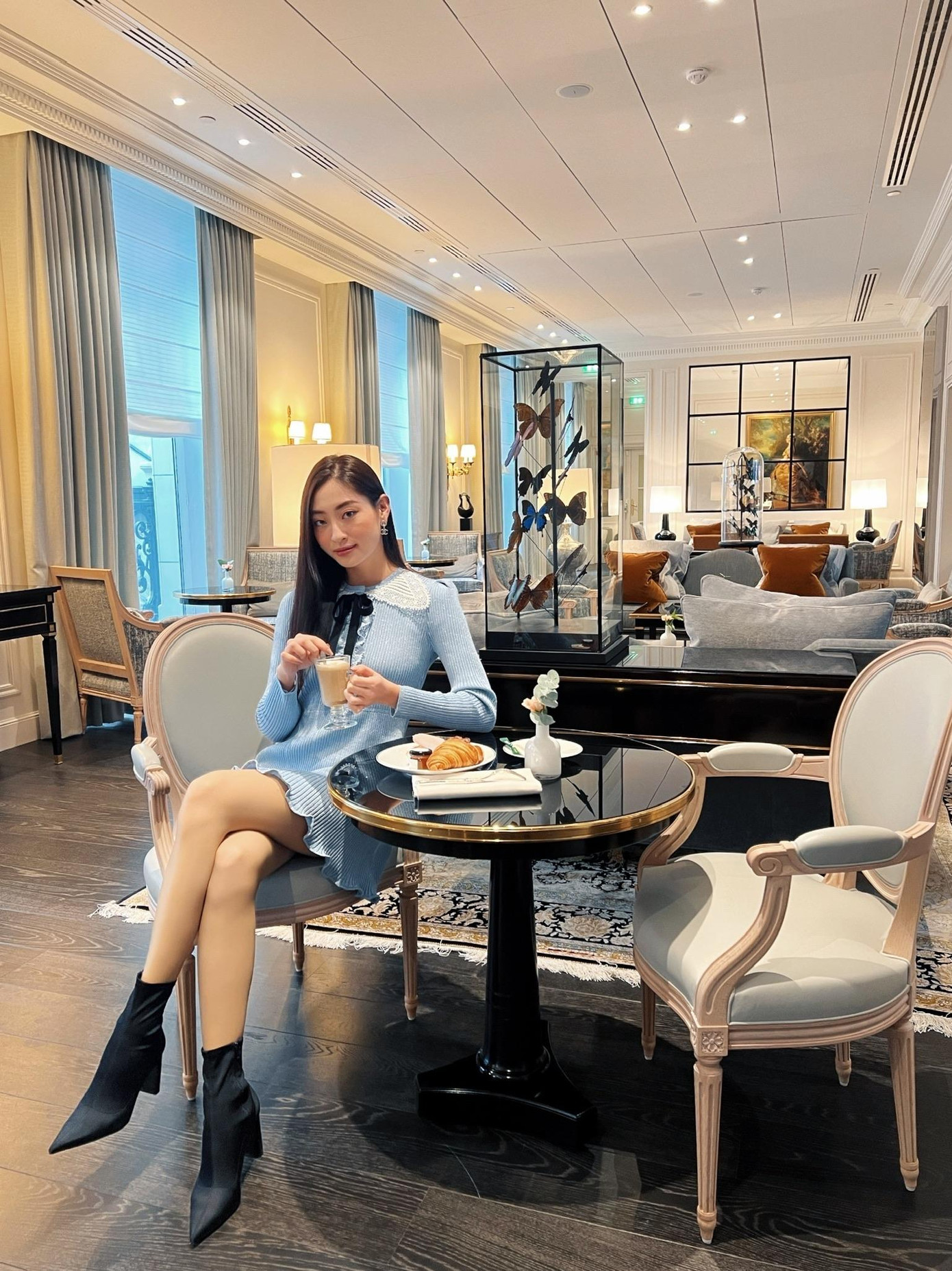 Tại đây, Lương Thùy Linh cũng tiết lộ mình đang ở tại khách sạn Intercontinental Paris Le Grand với view “xịn” đối diện nhà hát Opéra Garnier. Chi phí cho 2 phòng mà cô và các thành viên trong đoàn ở lại lên đến gần 400 triệu. Tại đây, Lương Thùy Linh cũng tiết lộ mình đang ở tại khách sạn Intercontinental Paris Le Grand với view “xịn” đối diện nhà hát Opéra Garnier. Chi phí cho 2 phòng mà cô và các thành viên trong đoàn ở lại lên đến gần 400 triệu.