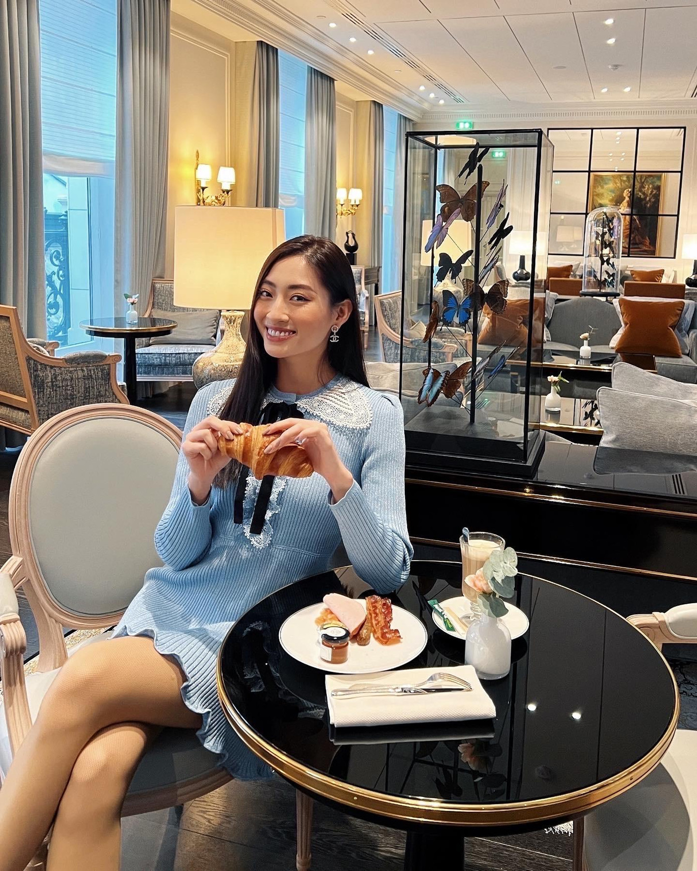 Lần đầu tiên đặt chân đến nước Pháp, nàng hậu sinh năm 2000 chia sẻ mình bị jetlag và đã thức dậy từ 4h sáng do lệch múi giờ. Mặc dù vậy nhưng cô nàng vẫn không quên tranh thủ cập nhật những hình ảnh mới nhất của mình trên trang cá nhân. Lần đầu tiên đặt chân đến nước Pháp, nàng hậu sinh năm 2000 chia sẻ mình bị jetlag và đã thức dậy từ 4h sáng do lệch múi giờ. Mặc dù vậy nhưng cô nàng vẫn không quên tranh thủ cập nhật những hình ảnh mới nhất của mình trên trang cá nhân.