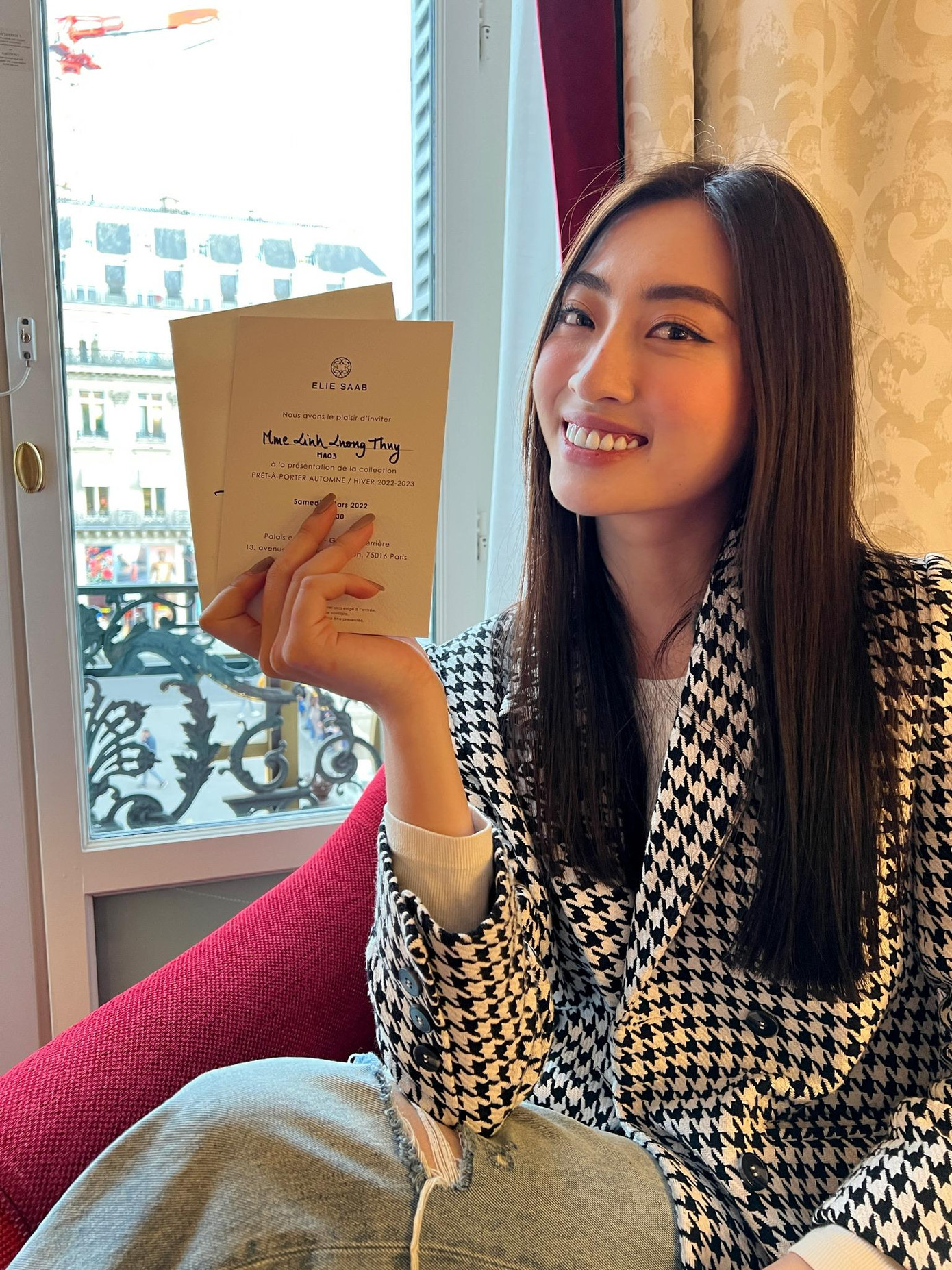 Trên trang cá nhân, Hoa hậu Lương Thuỳ Linh khoe tấm thiệp mời của nhà mốt Elie Saab khiến các fans vô cùng háo hức về màn xuất hiện của cô trong show diễn của nhà mốt đình đám, xa hoa này.