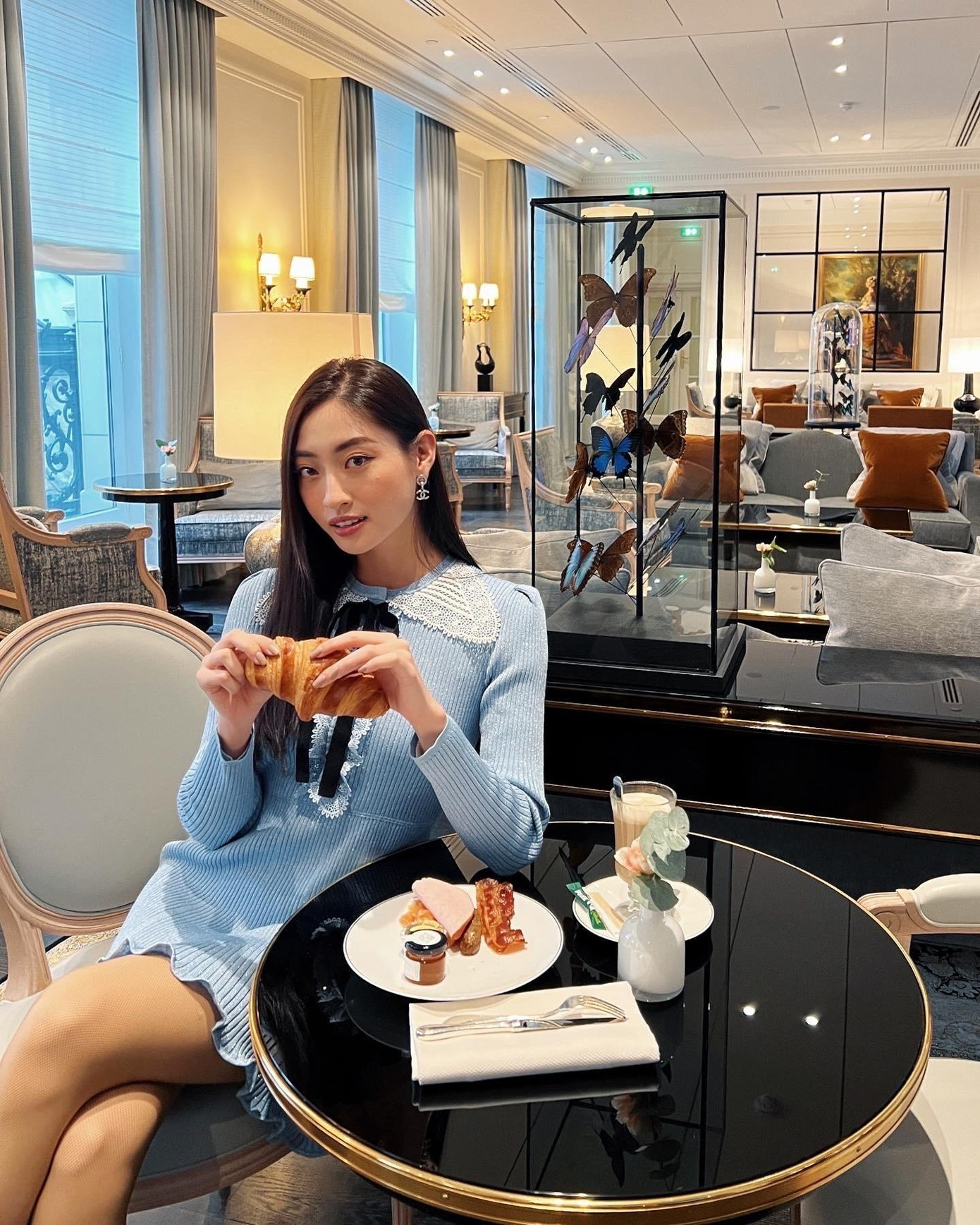 Ngày đầu tiên, cô đã chọn cho mình một thiết kế nhẹ nhàng với phong cách tiểu thư, thanh lịch để ăn sáng tại khách sạn. Ngày đầu tiên, cô đã chọn cho mình một thiết kế nhẹ nhàng với phong cách tiểu thư, thanh lịch để ăn sáng tại khách sạn.