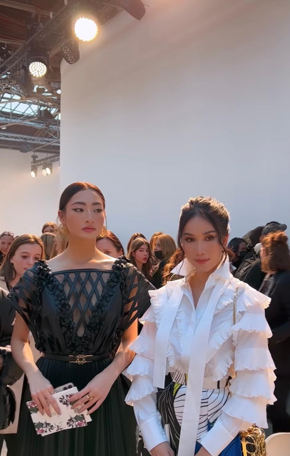 Hai nàng hậu mỗi người một vẻ, khoe thần thái và nhan sắc xinh đẹp nổi bật trong show diễn. Hai nàng hậu mỗi người một vẻ, khoe thần thái và nhan sắc xinh đẹp nổi bật trong show diễn.