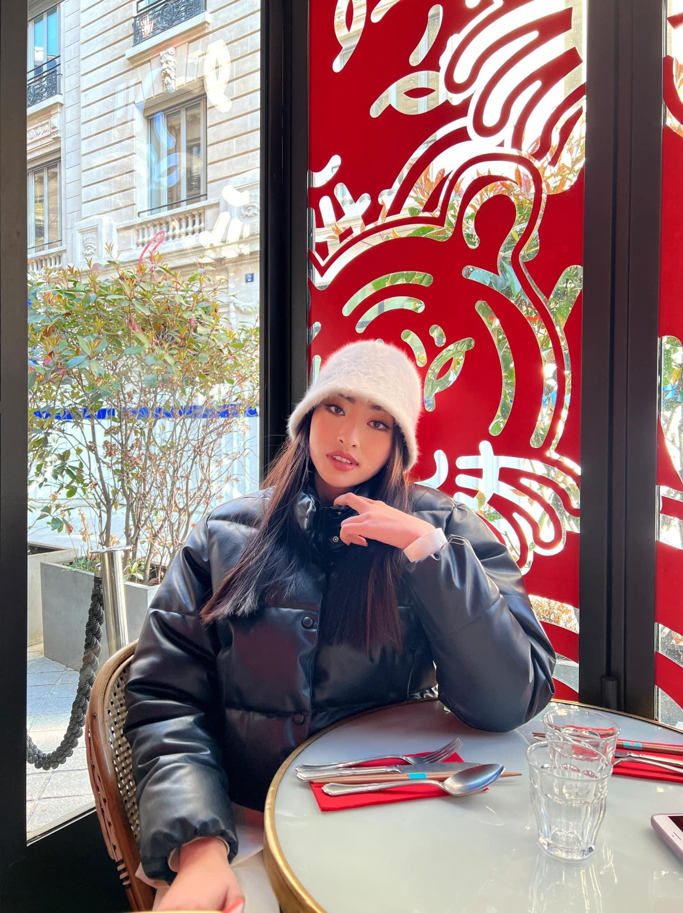 Hoa hậu Lương Thuỳ Linh diện style ấm áp khi ở Pháp nhưng vẫn nổi bật nhờ nhan sắc xinh đẹp.