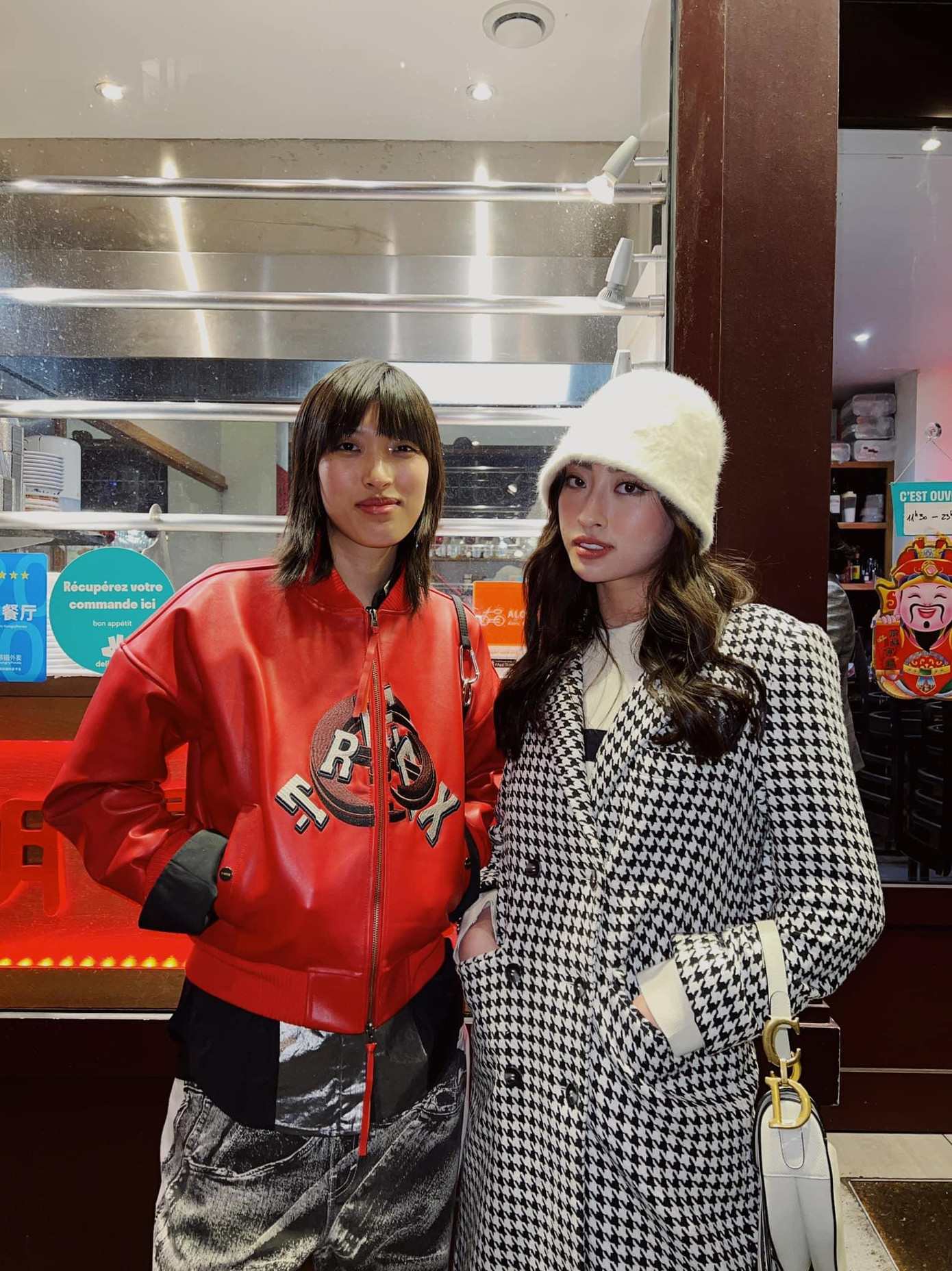 Hoa hậu Lương Thuỳ Linh và người mẫu Dahan Phương Anh dạo chơi ở Paris.