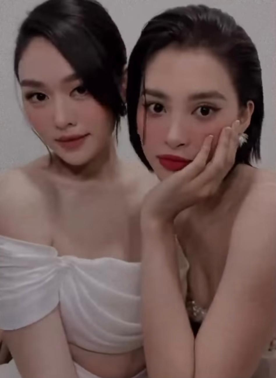 Tiểu Vy hội ngộ Á hậu Tường San ở sự kiện. Hai nàng hậu cùng diện sắc trắng tinh khôi.