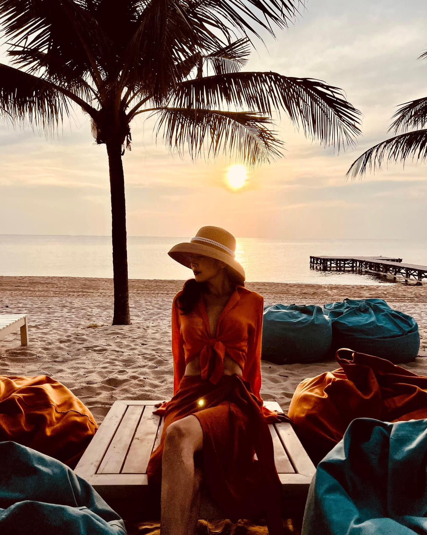 Jennifer Phạm khoe dáng quyến rũ dưới ánh hoàng hôn ở biển.