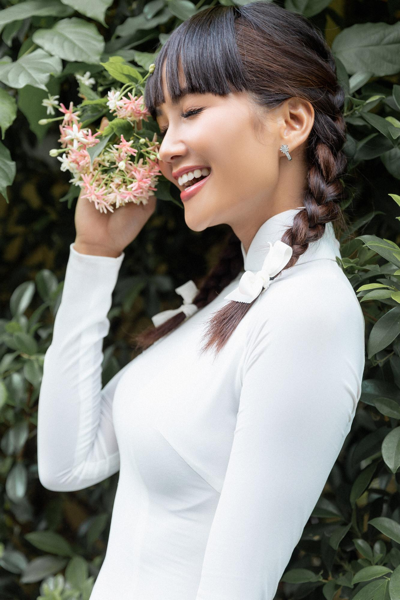 H'Hen Niê cho biết cô rất yêu thích áo dài và thường xuyên lựa chọn trang phục truyền thống để diện những dịp đặc biệt nhất.